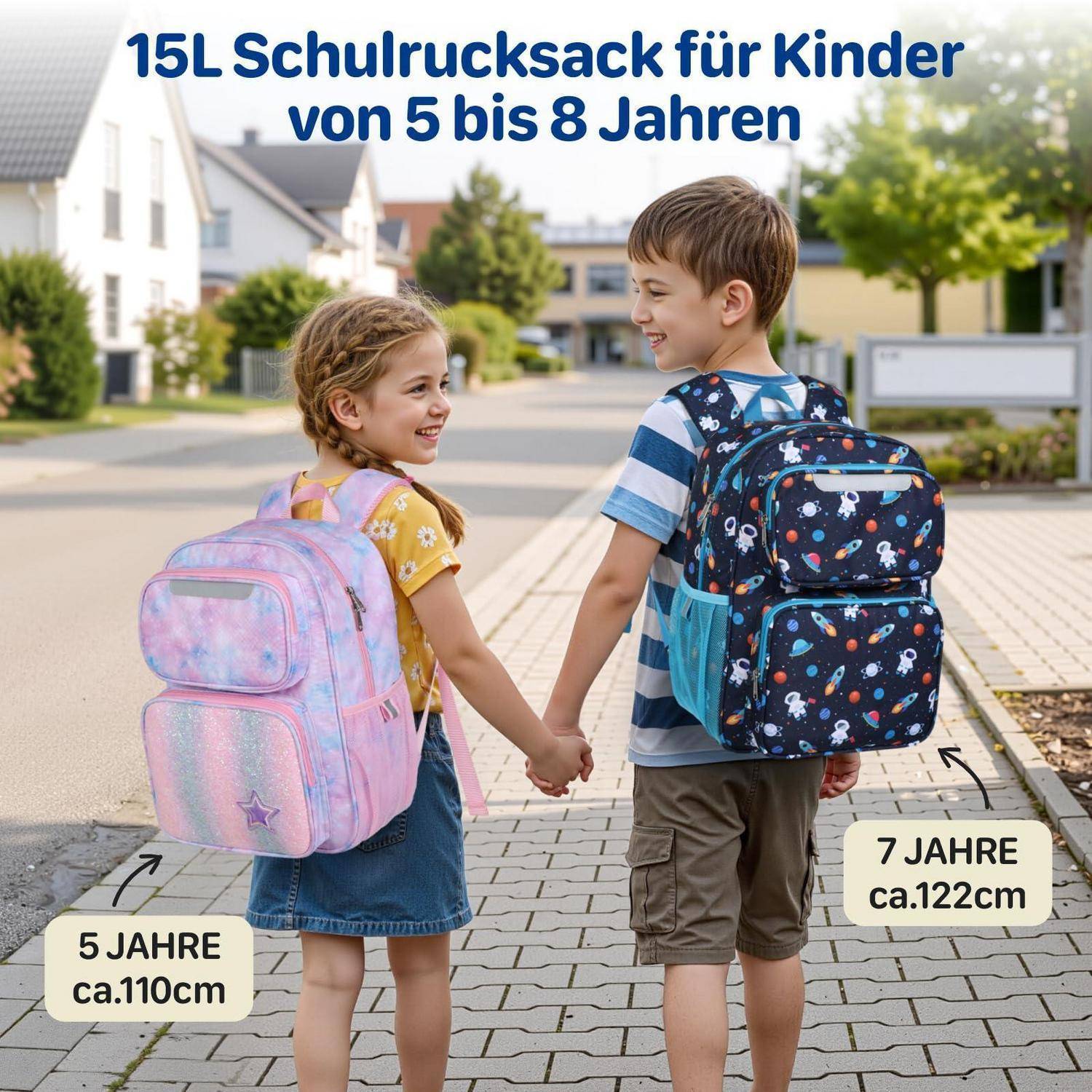 Zwei Kinder mit Rucksäcken gehen Hand in Hand auf einer Straße; deutscher Text besagt „15L Schulrucksack für Kinder von 5 bis 8 Jahren" und Größenangaben für Alter 5 und 7.