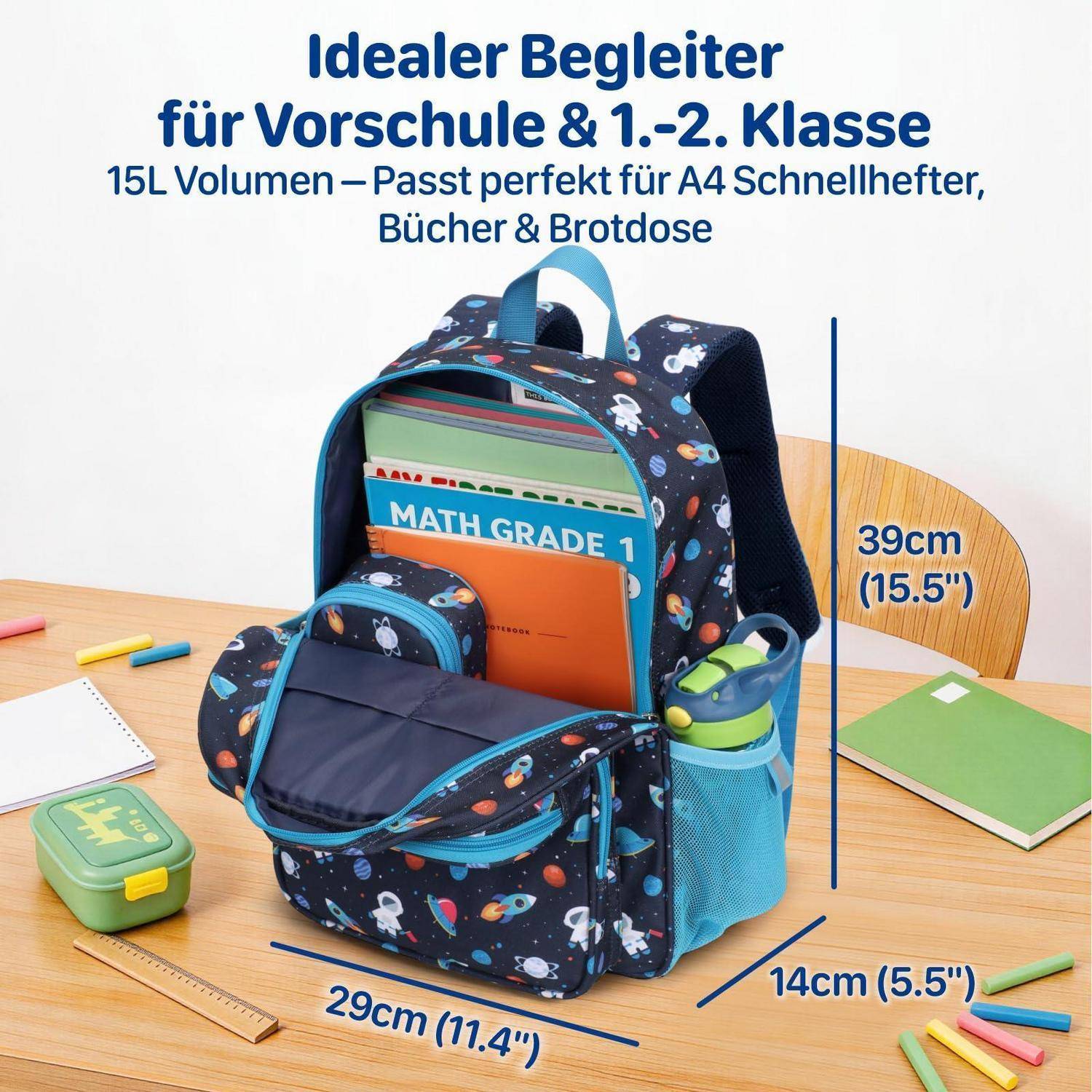 Kinderrucksack mit Weltraum-Thema auf einem Schreibtisch, dargestellt mit einer Höhe von 39 cm, einer Breite von 29 cm und einer Tiefe von 14 cm; passt für A4-Ordner, Bücher und Lunchbox.