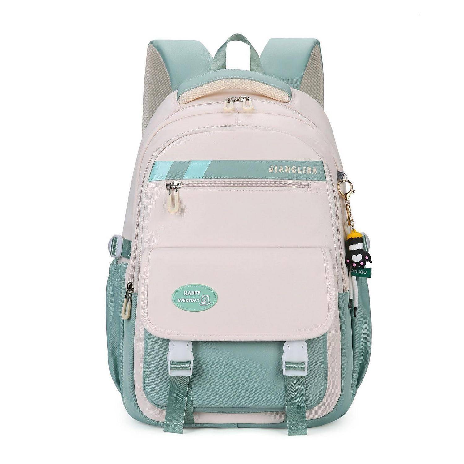 Minzgrüner und beigefarbener Rucksack mit Reißverschlusstasche an der Vorderseite, Seitentaschen und baumelndem Charm auf weißem Hintergrund.