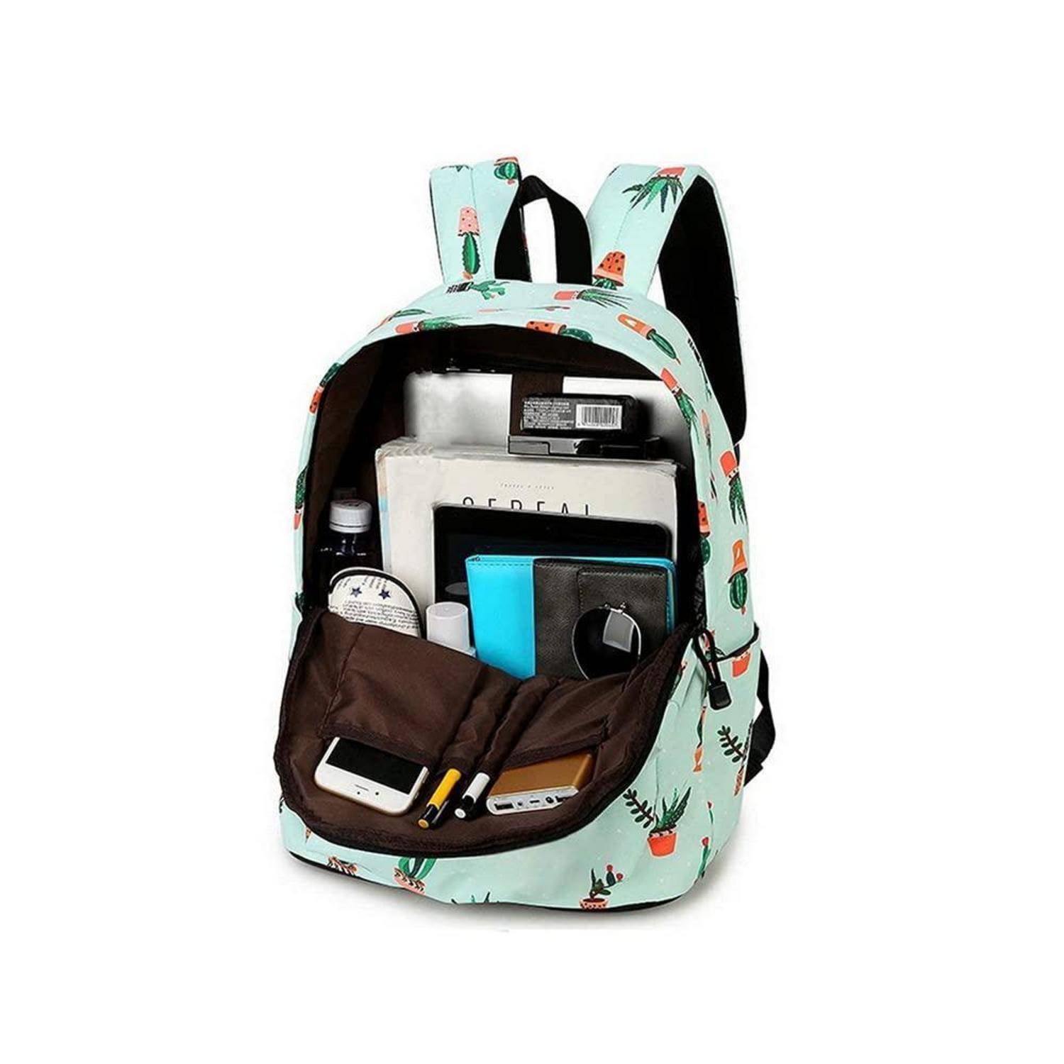 Mint-grüner gemusterter Rucksack mit mehreren Fächern, geöffnet dargestellt und gefüllt mit einem Tablet, Notizbüchern, Flaschen und Stiften.