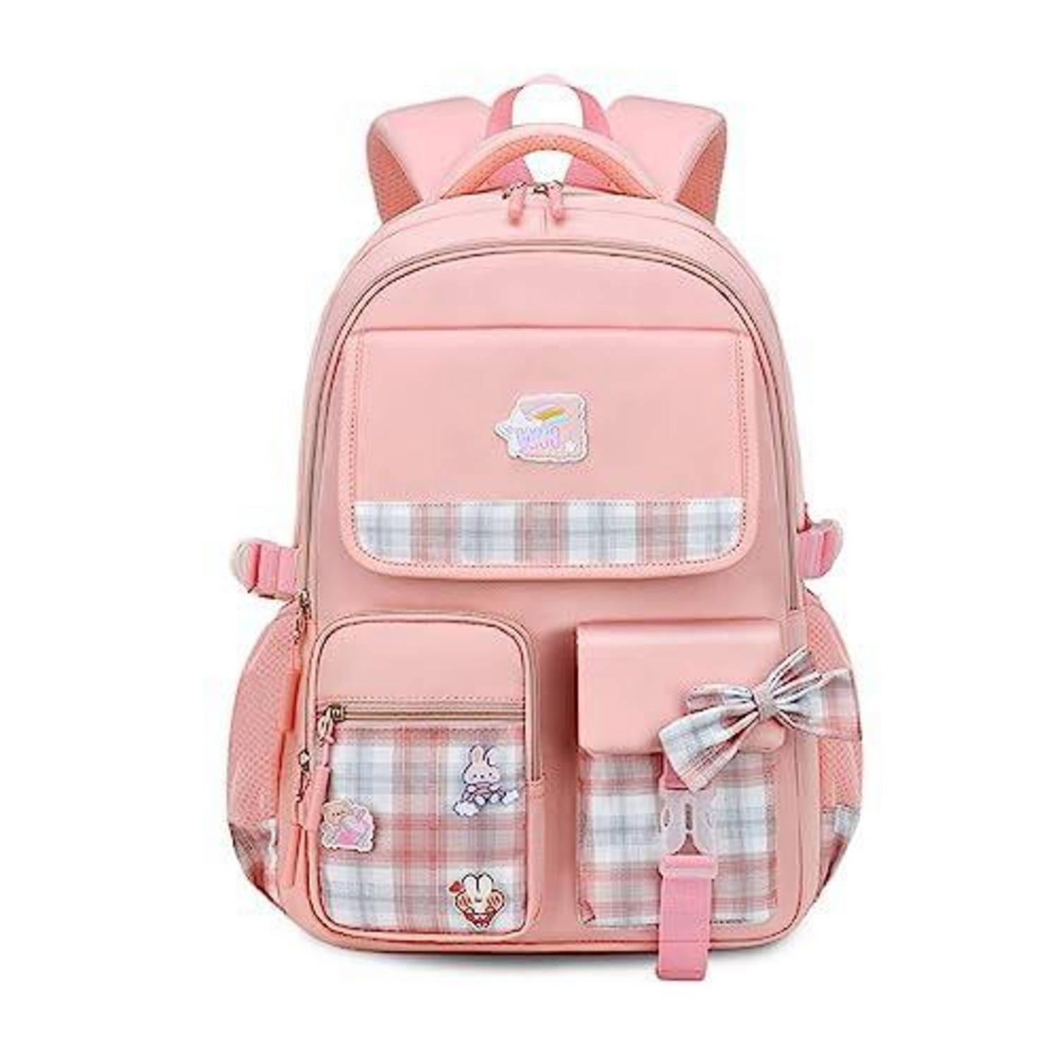 Rosa Kinderrucksack mit karierten Taschen, Comic-Aufnähern und vorderer Schnallenriemen auf weißem Hintergrund.
