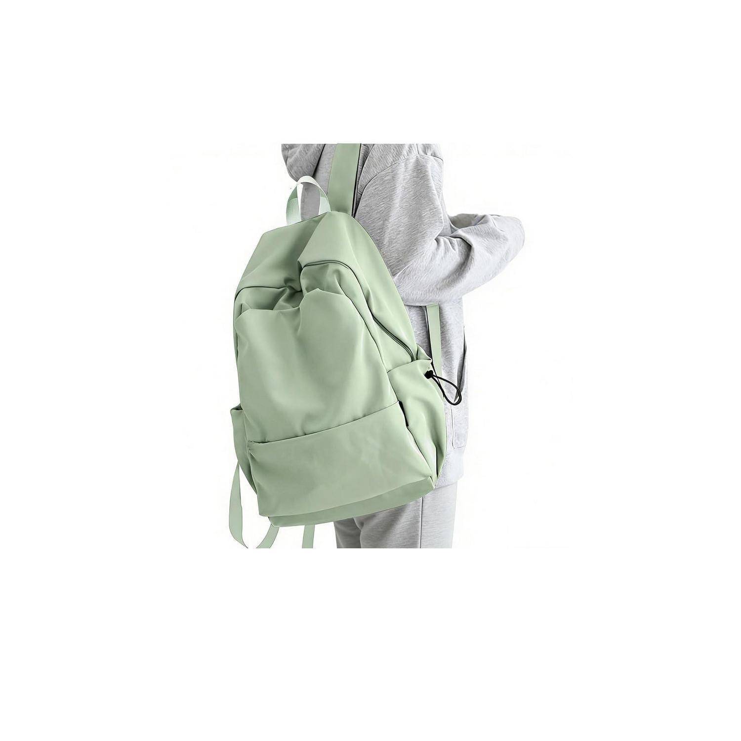 Person, die einen hellgrünen Rucksack über einem grauen Outfit trägt, von der Seite auf weißem Hintergrund gezeigt.