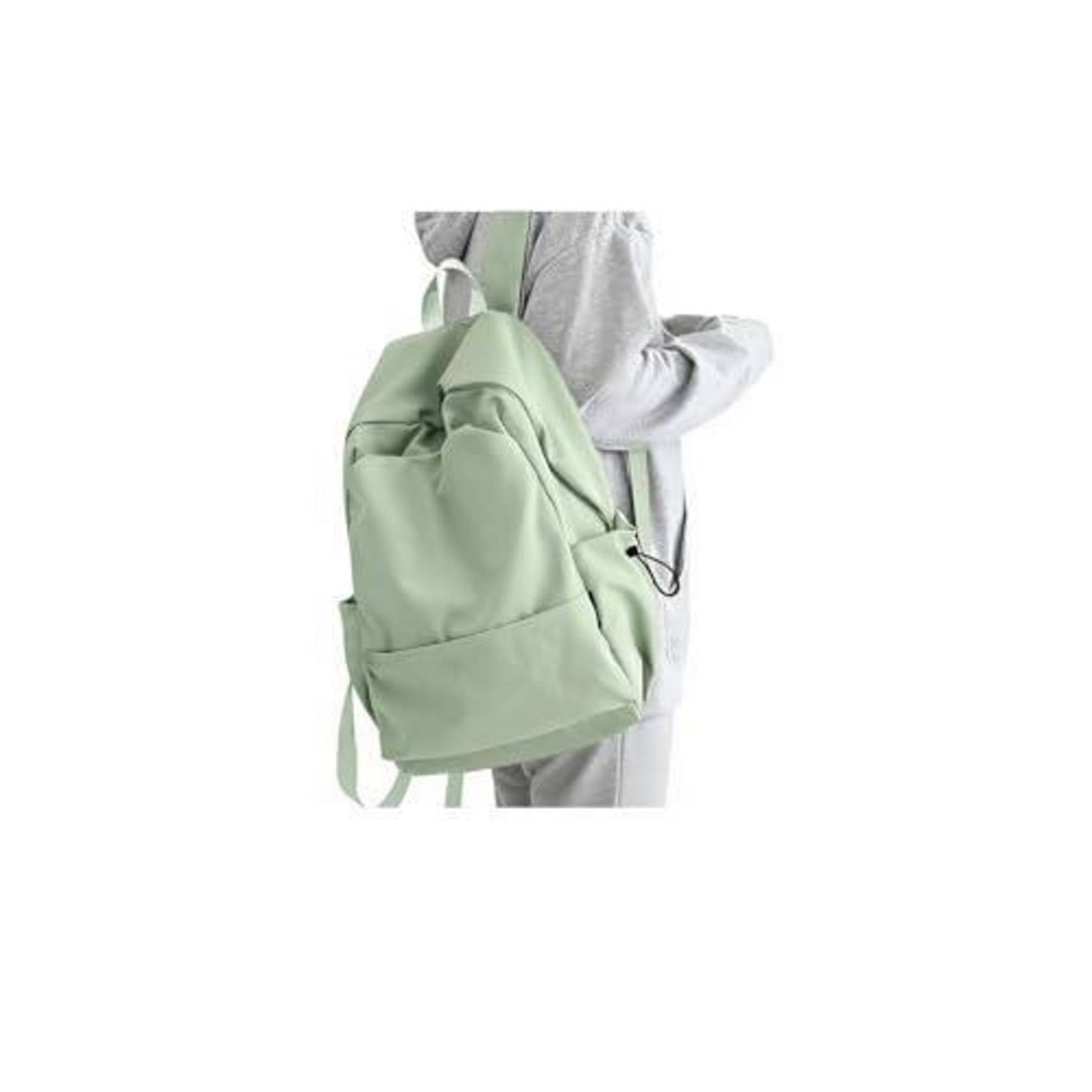 Person trägt einen hellgrünen Rucksack über einem grauen Hoodie, von der Seite vor weißem Hintergrund gezeigt.