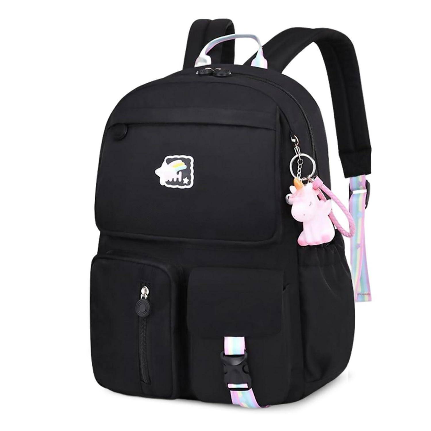 Schwarzer Rucksack mit vorderen Taschen, irisierenden Riemen und einem rosa Einhorn-Schlüsselanhänger auf weißem Hintergrund.