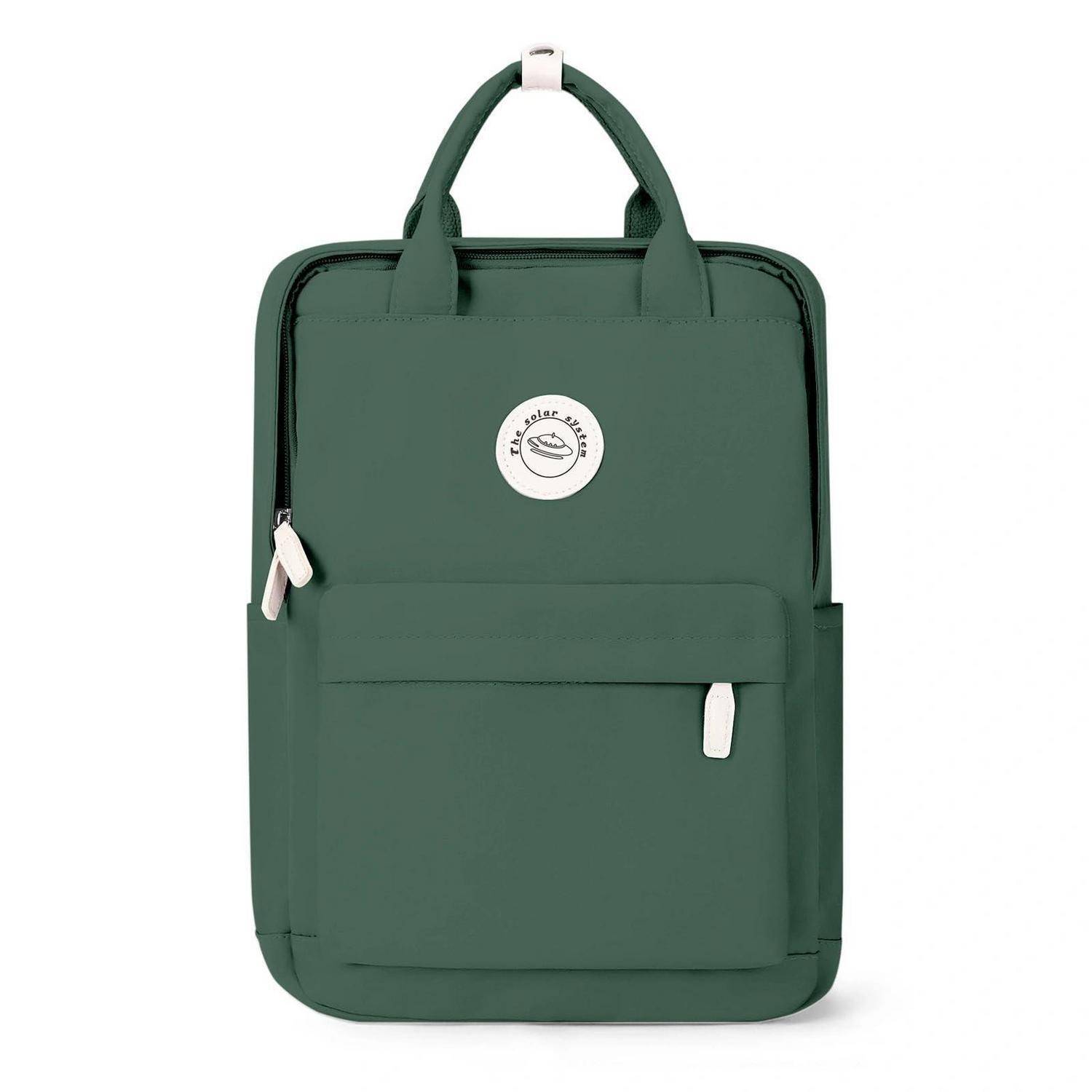 Grüner Rucksack mit vorderer Reißverschlusstasche, oberen Griffen und weißem Logo-Patch auf schlicht weißem Hintergrund.
