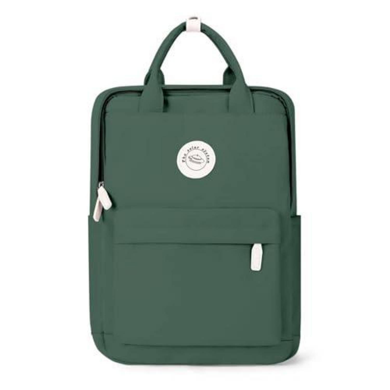Grüner Rucksack mit Reißverschluss, Tragegriffe oben, Fronttasche und rundem Logo-Patch auf weißem Hintergrund.