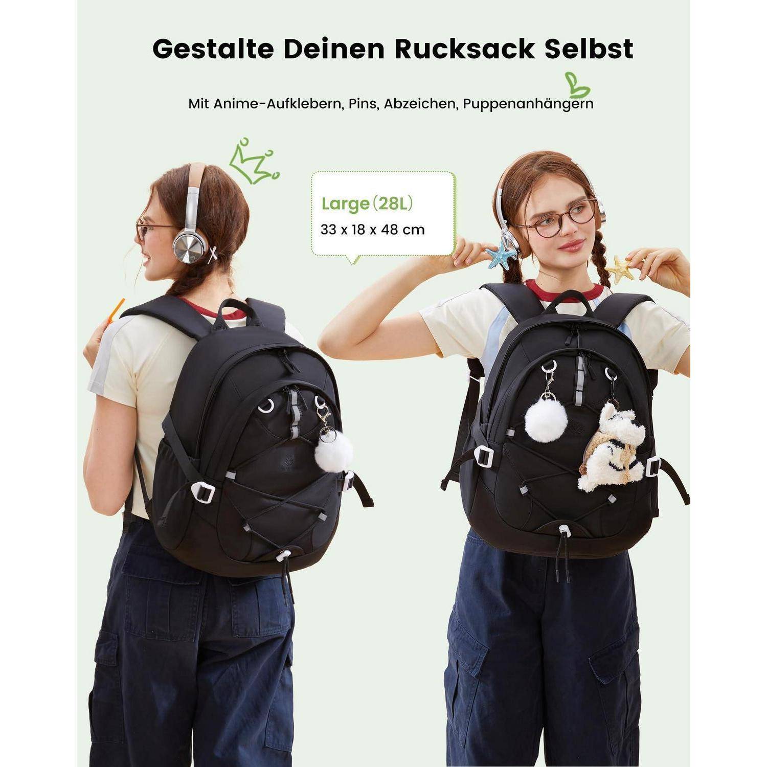 Schwarzer Rucksack mit Anime-Aufklebern, Pins und Plüsch-Anhängern personalisiert; gekennzeichnet mit "Groß (28L), 33 x 18 x 48 cm"" und von einem Modell von vorne und hinten getragen.
