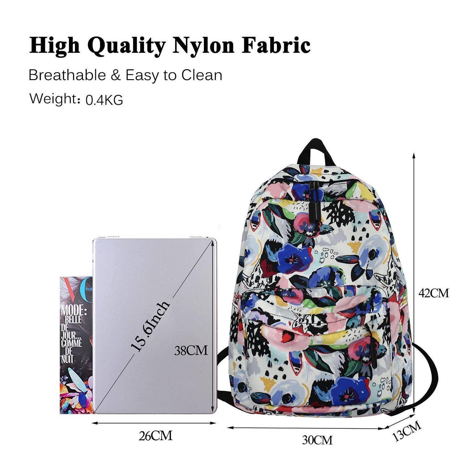 Rucksack aus Nylon mit Blumenmuster, shown mit Größenvergleich zur Box; Etiketten vermerken hochwertige Qualität, atmungsaktiv, leicht zu reinigen, Gewicht 0,4 kg und Abmessungen 42 x 30 x 13 cm.