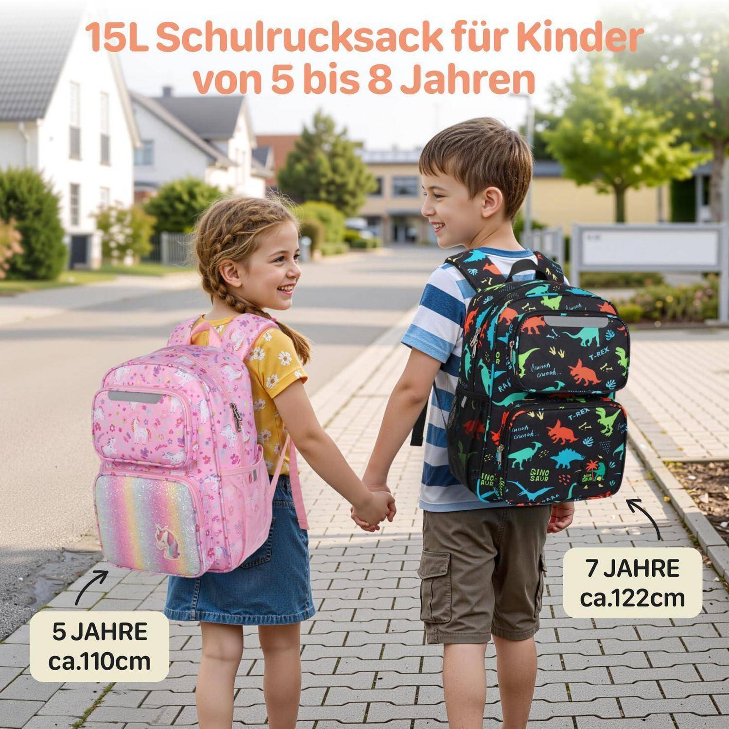Zwei Kinder in farbenfrohen Rucksäcken stehen Hand in Hand auf einem Gehweg in einem Vorort; der Text besagt „15L Schulrucksack für Kinder von 5 bis 8 Jahren" und zeigt eine Größenübersicht für 5- und 7-Jährige.
