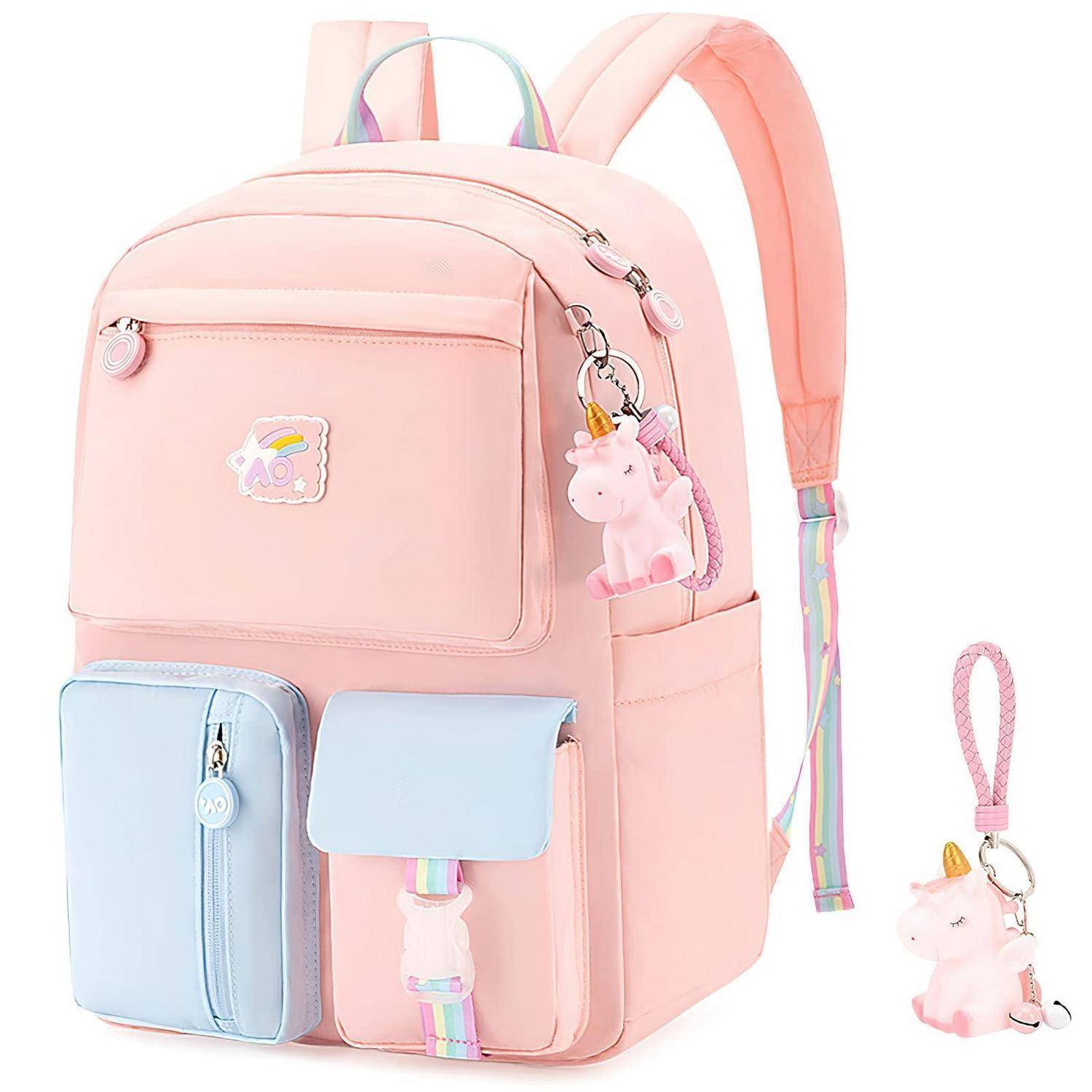 Rosarucksack für Kinder mit pastellblauen vorderen Taschen und Einhorn-Schlüsselanhängern, dargestellt mit einem passenden kleinen Einhorn-Anhänger auf weißem Hintergrund.
