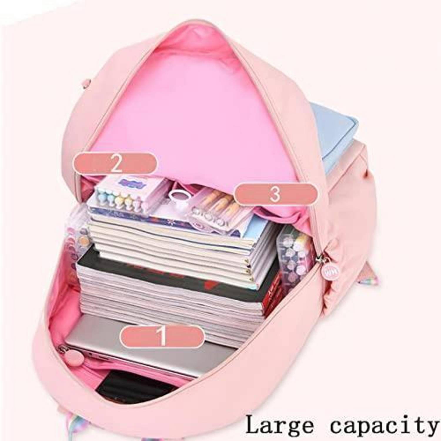 Rosa Rucksack offen und gepackt mit Büchern, Notizbüchern, Schreibwaren und einem Laptop, beschriftet mit "Großes Fassungsvermögen"".