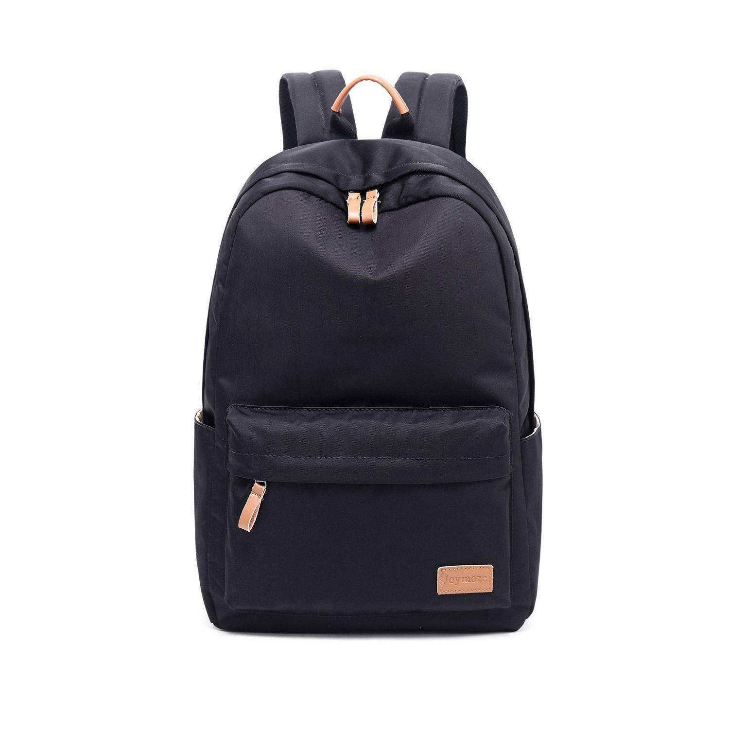 Schwarzer Rucksack mit vorderer Reißverschlusstasche, Seitentaschen und beiger Griff sowie Besätzen auf weißem Hintergrund.