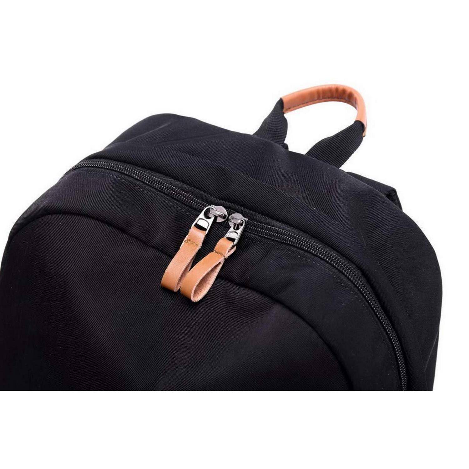 Nahaufnahme eines schwarzen Rucksacks mit einem vorderen Reißverschluss und beigen Griffakzenten auf weißem Hintergrund.