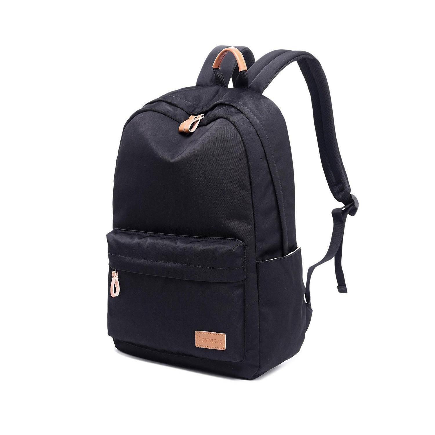Schwarzer Rucksack mit vorderer Reißverschlusstasche, Seitentaschen und beigefarbenen Griffen sowie Reißverschlussdetails auf weißem Hintergrund.