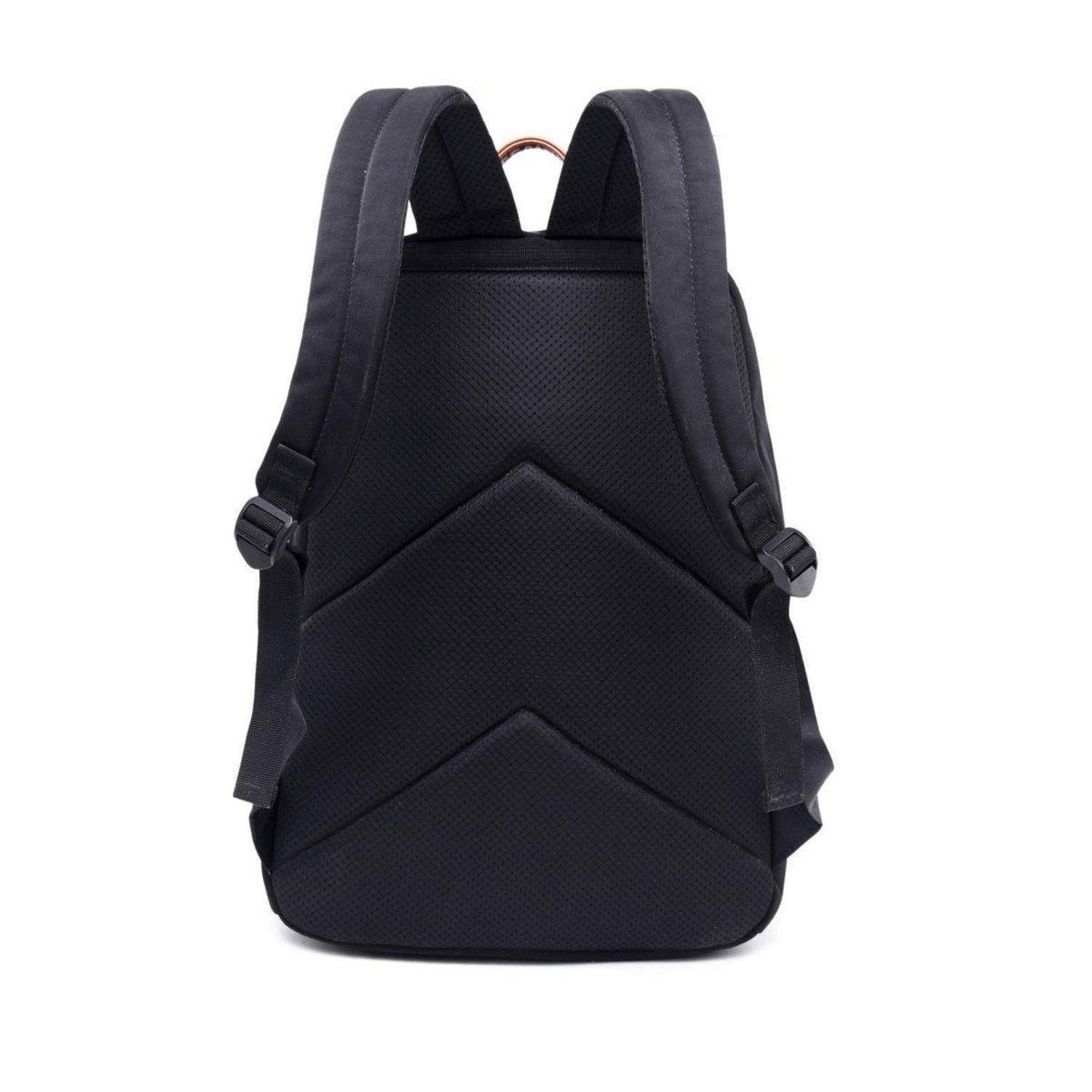 Schwarzer Rucksack mit gepolsterten Schultergurten, Vorderansicht auf weißem Hintergrund dargestellt.