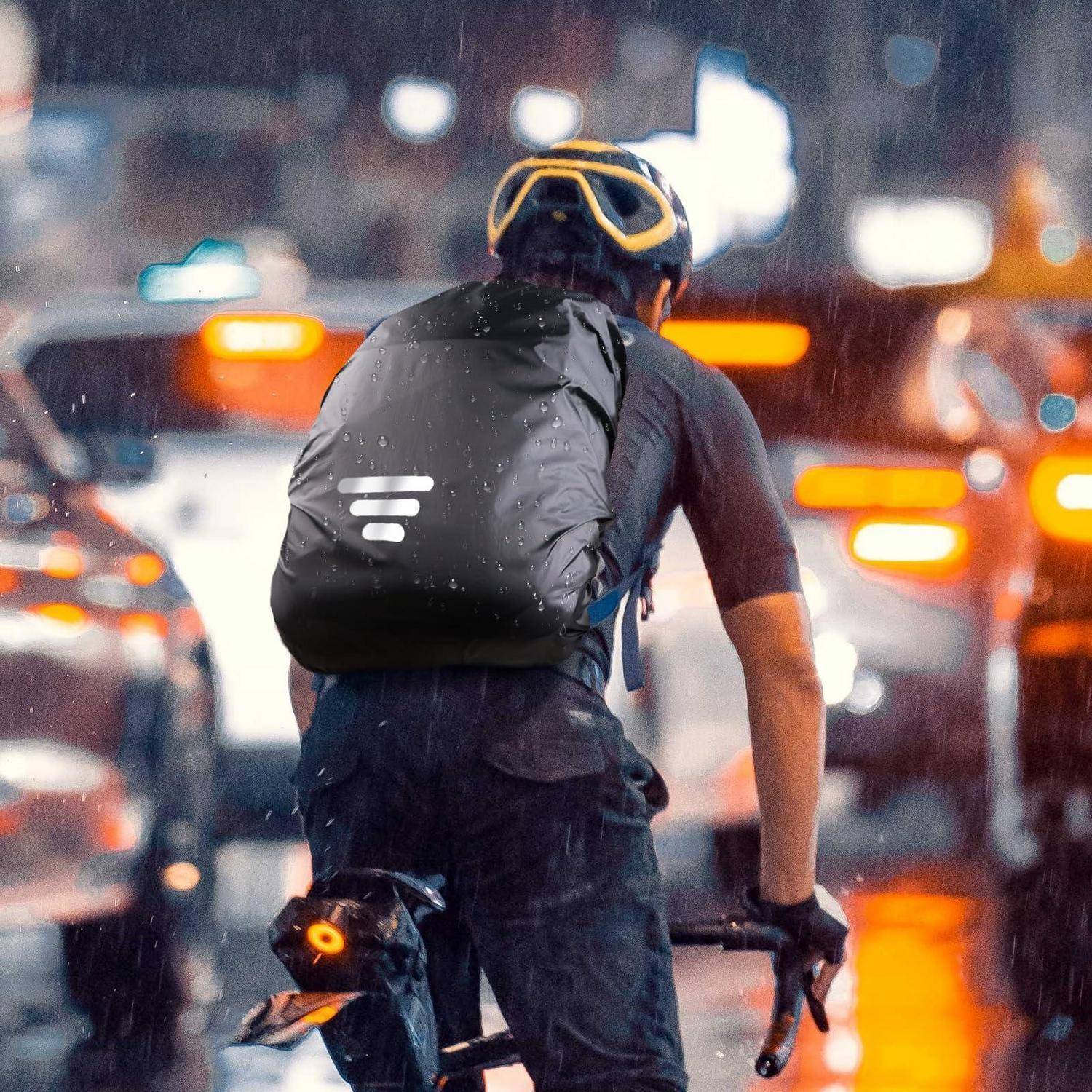 Ein Fahrradkurier fährt nachts bei starkem Regen und trägt dabei einen Helm und einen großen Lieferrucksack, während Ampeln und Autos verschwommen hinter ihm vorbeigehen.