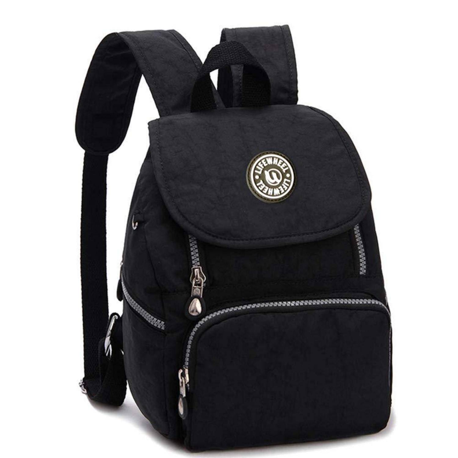 Schwarzer Rucksack mit Oberklappe, Frontvordertasche mit Reißverschluss und Logo-Patch auf der Klappe.