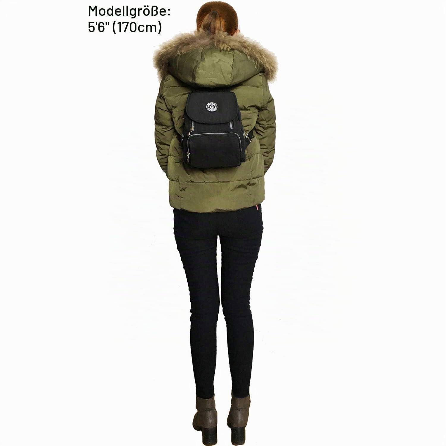 Rückansicht einer Frau, die einen olivgrünen Parka mit Pelzbesatz, schwarze Hosen, Stiefel und einen schwarzen Rucksack trägt; Text sagt 