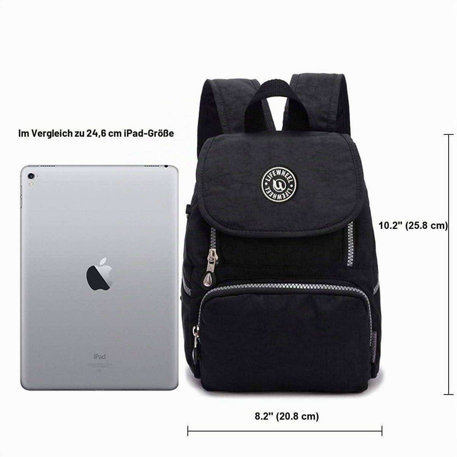 Schwarzer Rucksack mit iPad zur Größenvergleich gezeigt; Abmessungen mit 10,2 Zoll Höhe und 8,2 Zoll Breite gekennzeichnet.