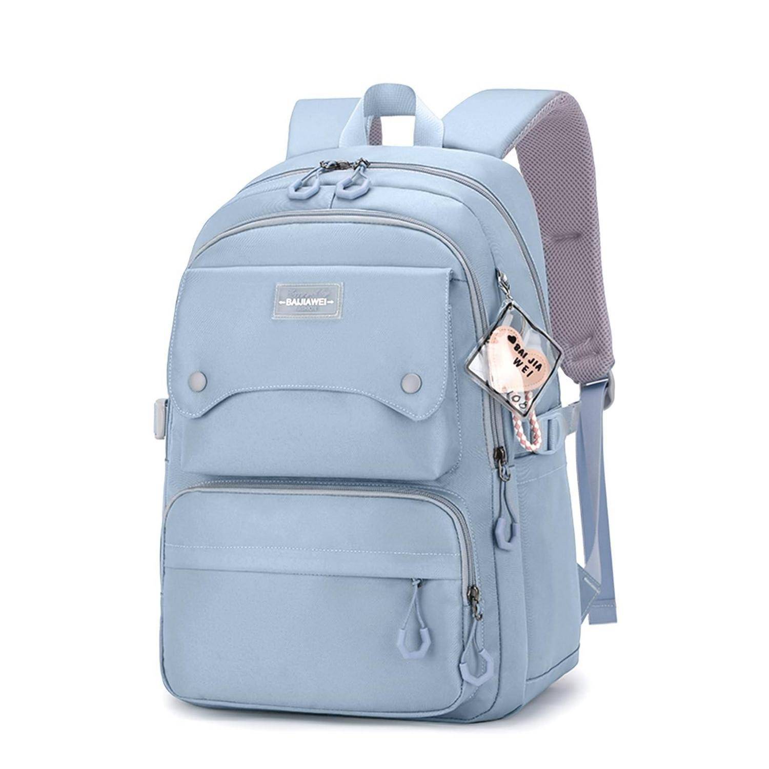 Hellblauer Rucksack mit mehreren Reißverschlusstaschen, vorderer Klapptasche und Seitenetikett, isoliert auf weißem Hintergrund dargestellt.