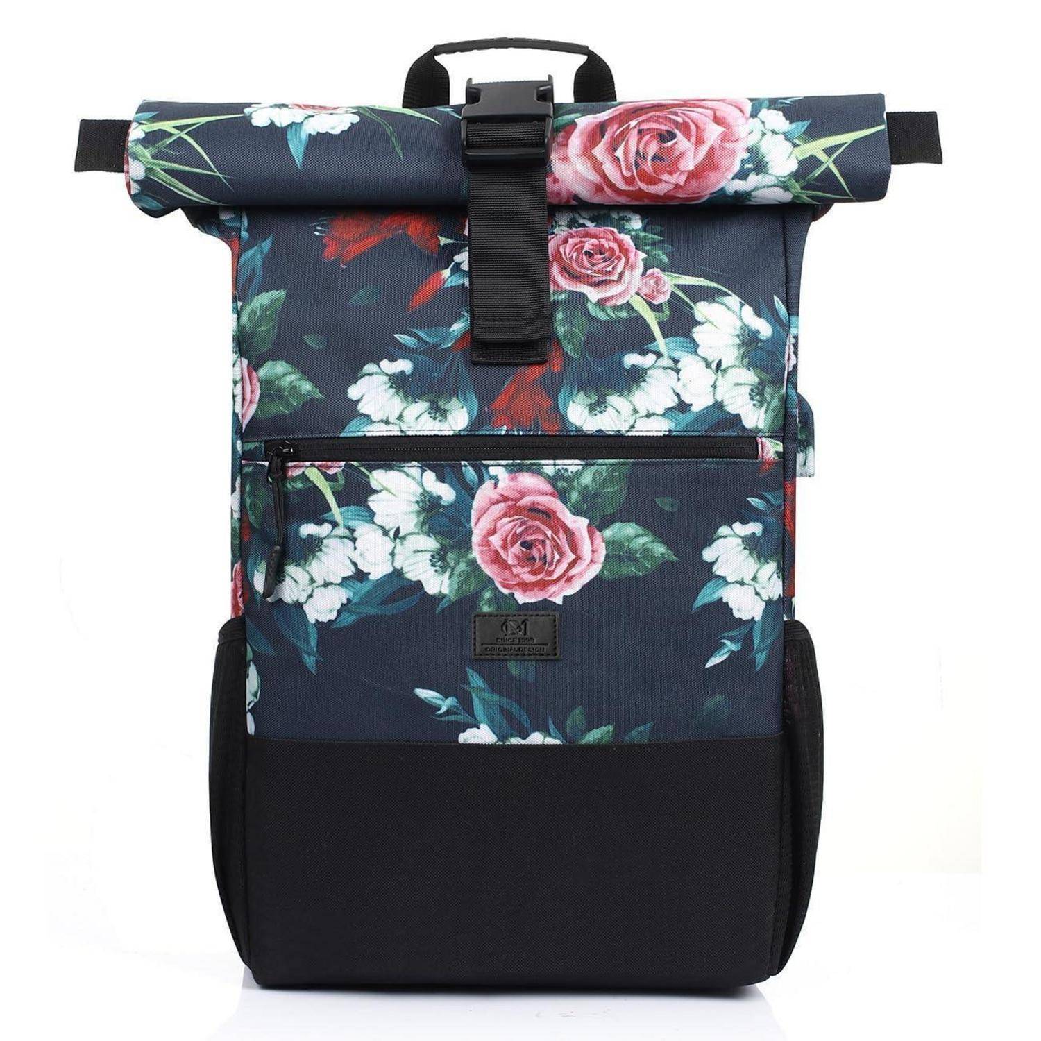 Blumiger Rucksack mit Rolltop-Verschluss, rosa Rosenmuster, Reißverschlusstasche vorne, schwarzes Bodenpaneel und Tragehenkel oben auf weißem Hintergrund.