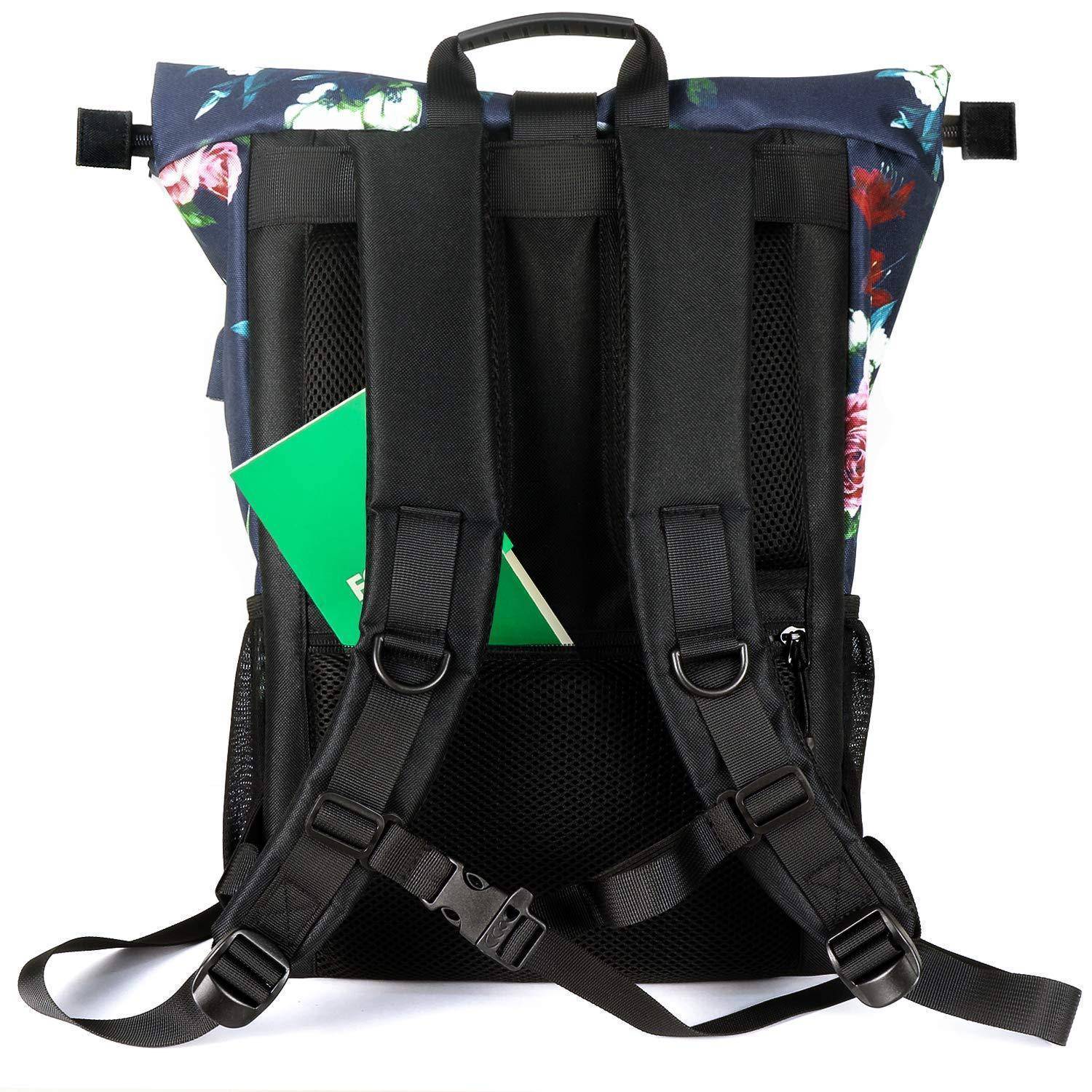 Rucksack von hinten gezeigt mit gepolsterten Schultergurten, Tragegriff oben und einer Rollverschluss-Klappe mit Blumenmuster, wobei ein grünes Notizbuch teilweise im Hauptfach sichtbar ist.