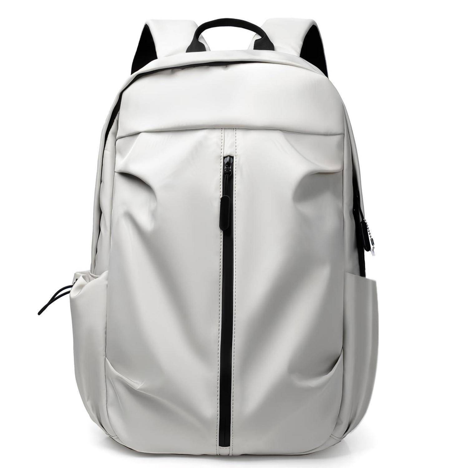 Hellgrauer Rucksack mit vorderer Reißverschlusstasche, Seitentaschen und schwarzen Griffen auf weißem Hintergrund.