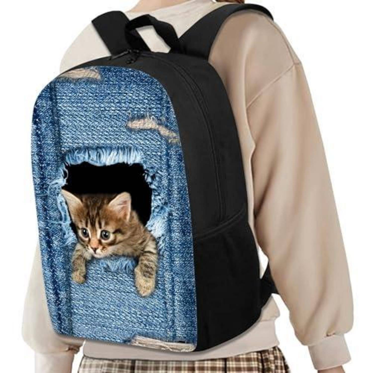 Rucksack mit einem Denim-ähnlichen Frontpanel mit Cutout-Fenster, getragen auf einer Person, mit einem Kätzchen, das hindurchschaut.