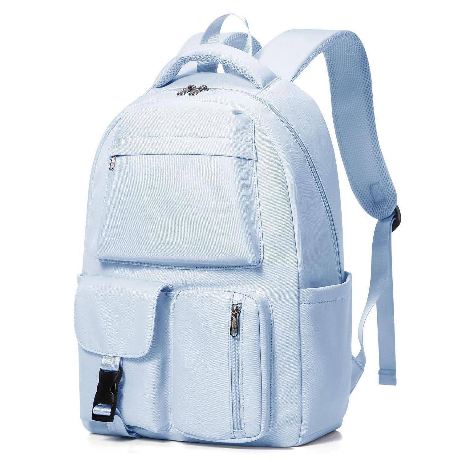 Hellblauer Rucksack mit mehreren Reißverschlusstaschen und gepolsterten Riemen auf weißem Hintergrund.