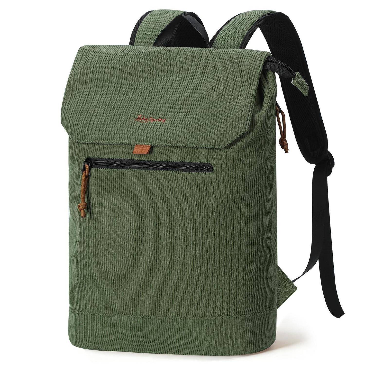 Olivgrüner Rucksack mit Klappenversion, vorderer Reißverschlusstasche und schwarzen Schultergurten auf weißem Hintergrund.