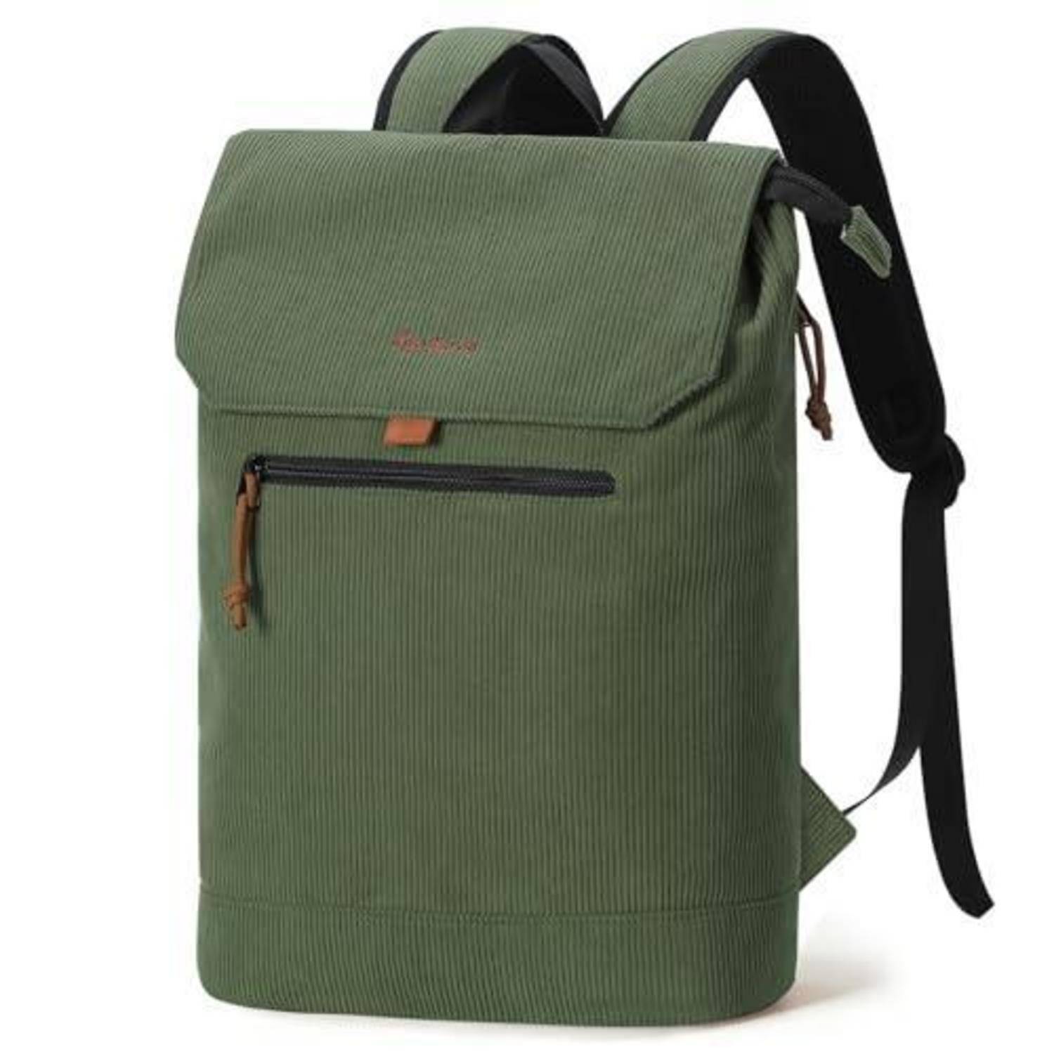 Grüner Rucksack mit Rolltop-Verschluss, Vordertasche mit Reißverschluss und schwarzen Schultergurten auf weißem Hintergrund