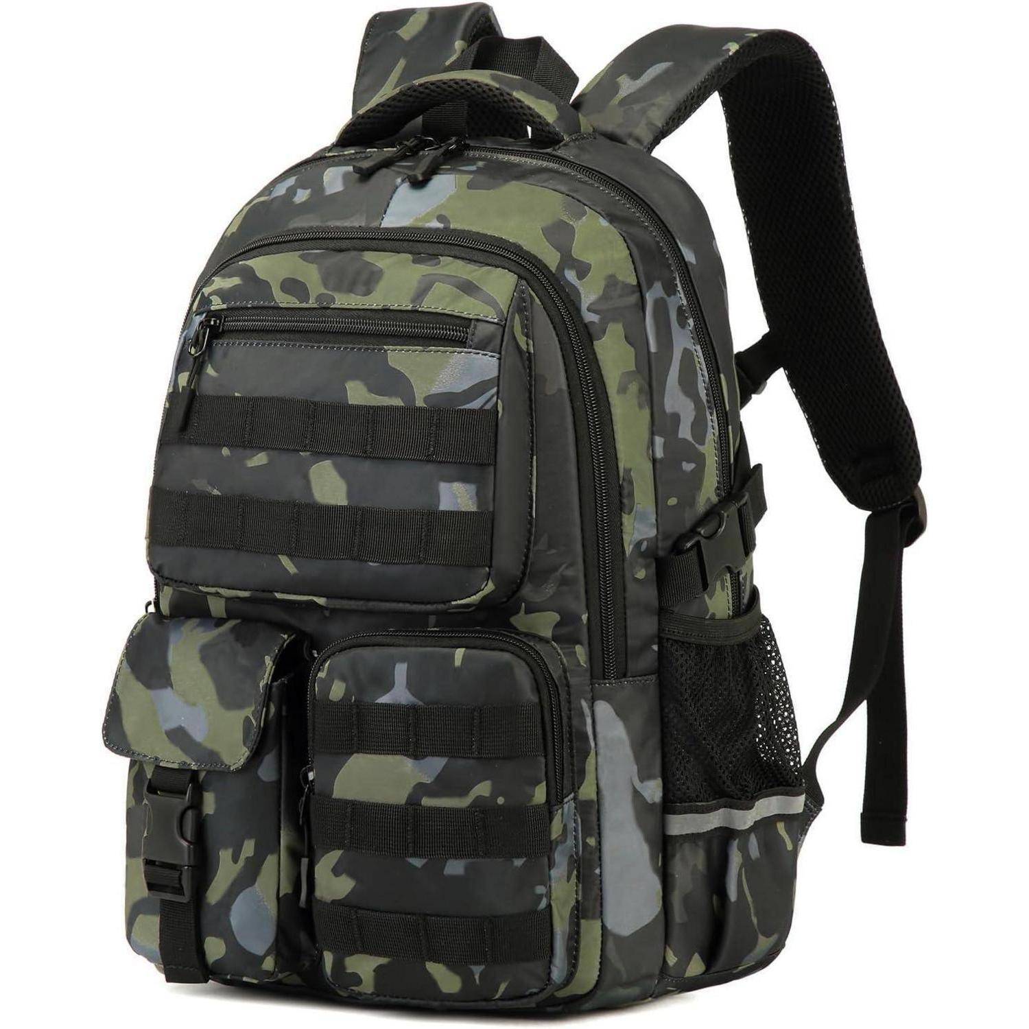 Taktischer Tarnrucksack mit mehreren Reißverschlussfächern, vorderen Taschen, seitlichen Netztaschen und gepolsterten Schultergurten.