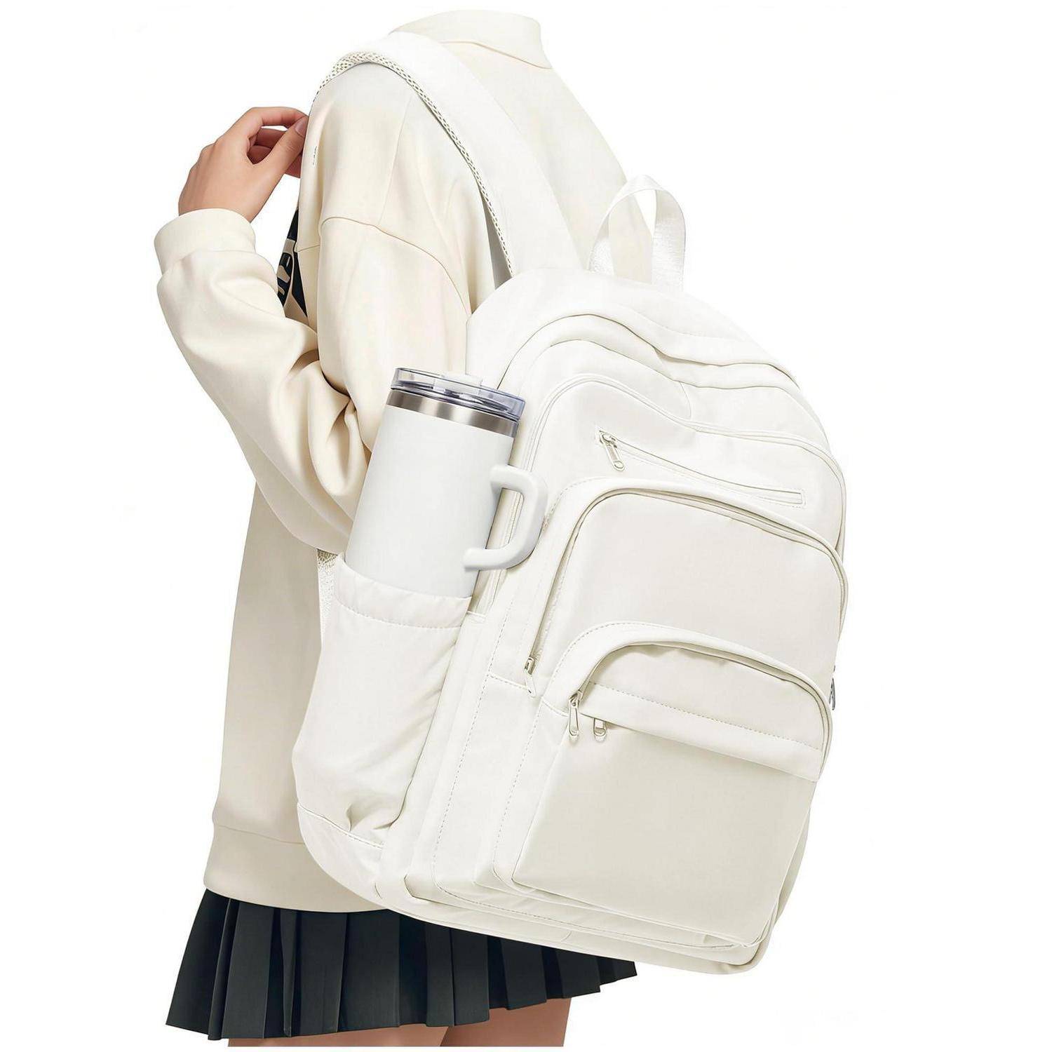Person trägt einen übergroßen weißen Rucksack mit einem seitlichen Getränkehalter und mehreren Reißverschlusstaschen vor einem weißen Hintergrund.