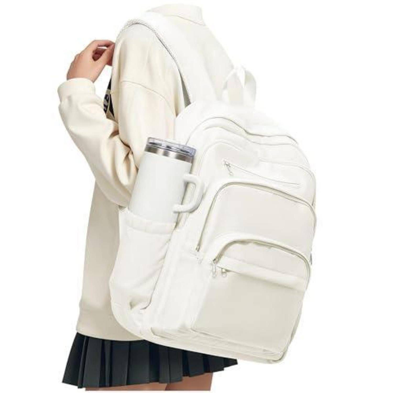Person trägt einen weißen Rucksack mit einer Seitentasche, in der eine Thermoskanne steckt, von hinten vor einem einfarbigen Hintergrund gezeigt.