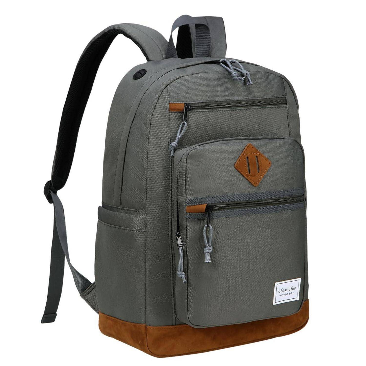 Grauer Rucksack mit braunen Akzenten, vorderen Reißverschlusstaschen und einem kleinen Logo-Patch, auf weißem Hintergrund gezeigt.