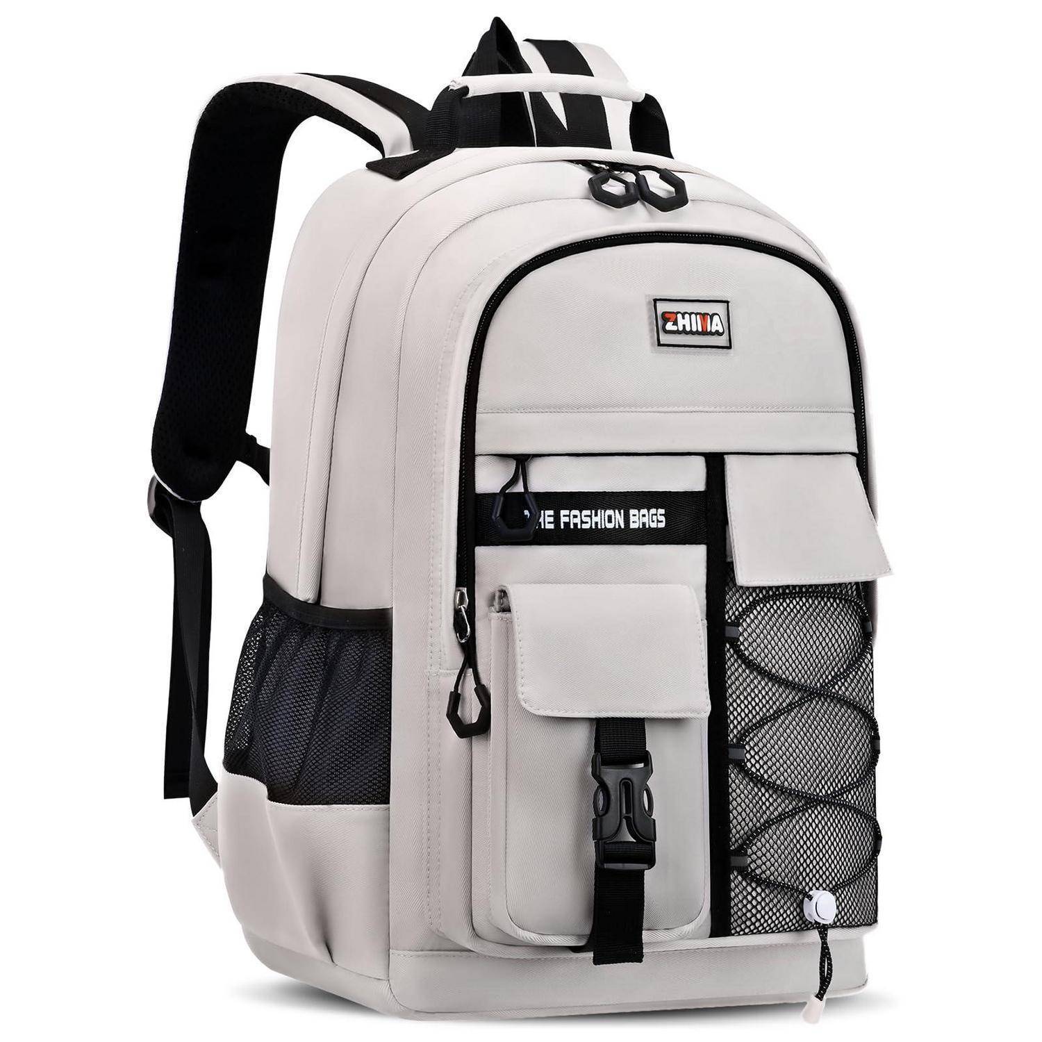 Hellgrauer Rucksack mit schwarzen Riemen, mehreren vorderen Taschen, seitlichen Netztaschen und einer vorderen Schnallenverschluss auf weißem Hintergrund.