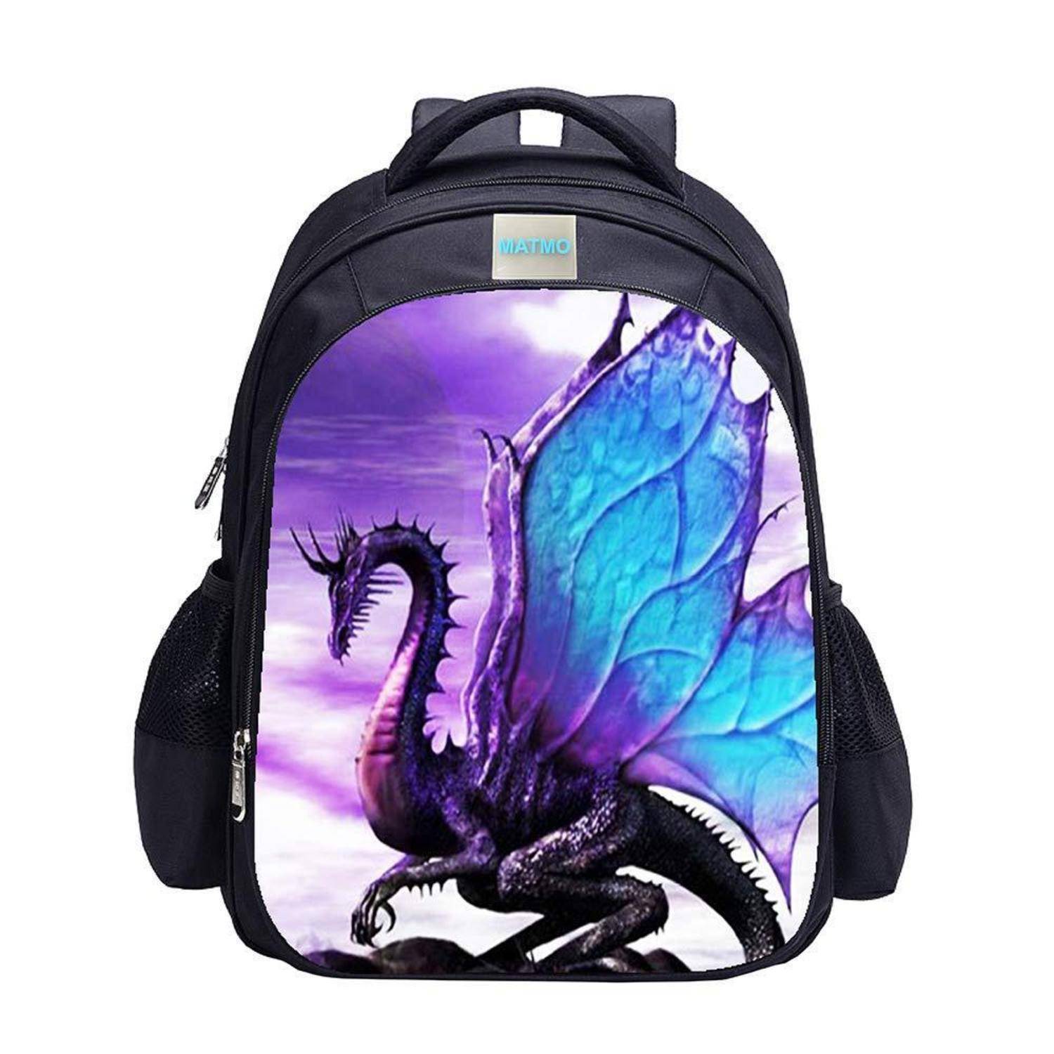 Schwarzer Rucksack mit einer lila und blauen Drachengrafik auf der Vorderseite, vor einem einfachen weißen Hintergrund gezeigt.