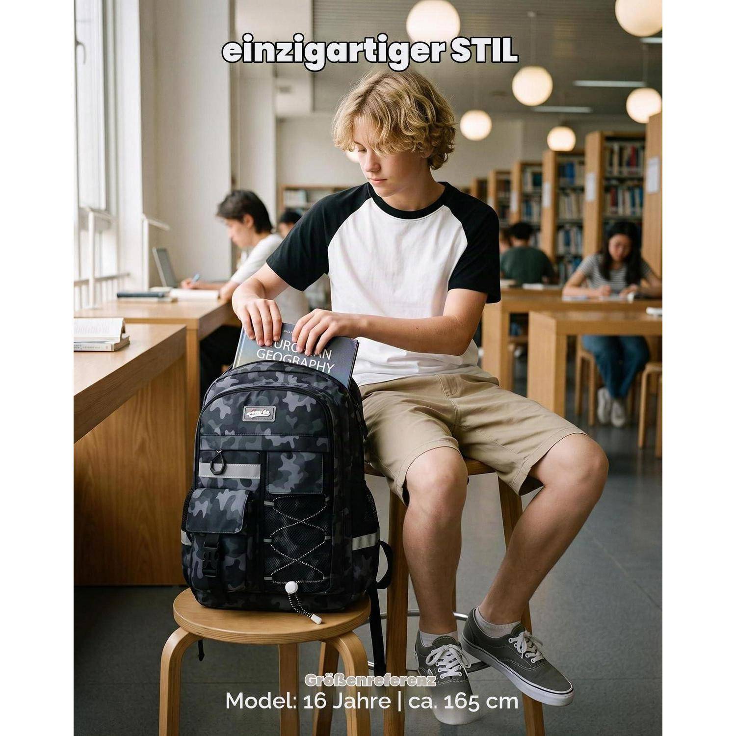 Teenager-Junge sitzt auf einem Hocker in einer Bibliothek und packt einen schwarzen Camo-Rucksack; Text lautet „einzigartiger STIL" und „Modell: 16 Jahre | ca. 165 cm"".
