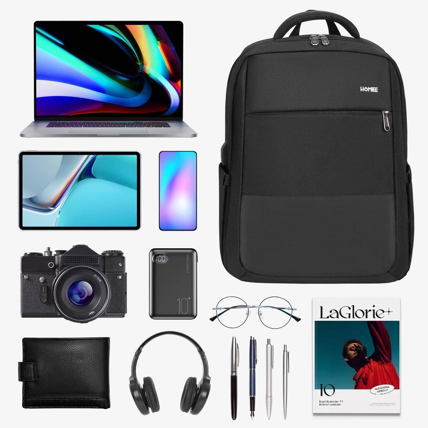 Schwarzer Rucksack, dargestellt mit kompatiblen Alltagsgegenständen: Laptop, Tablet, Telefon, Kamera, Geldbörse, Kopfhörer, Stifte, Brille und Zeitschrift.