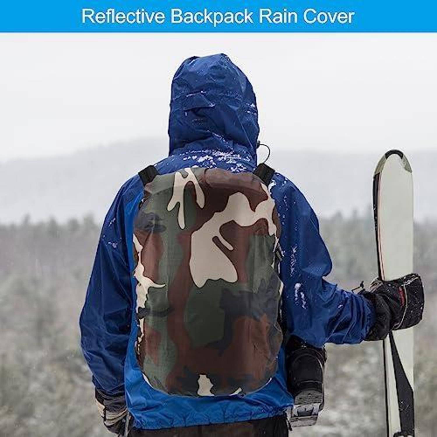 Person in blauem Regenjacke trägt eine reflektierend Camouflage-Regenschutzhülle für den Rucksack und hält ein Snowboard, mit dem Text "Reflektierend Rucksack Regenschutzhülle"" oben.