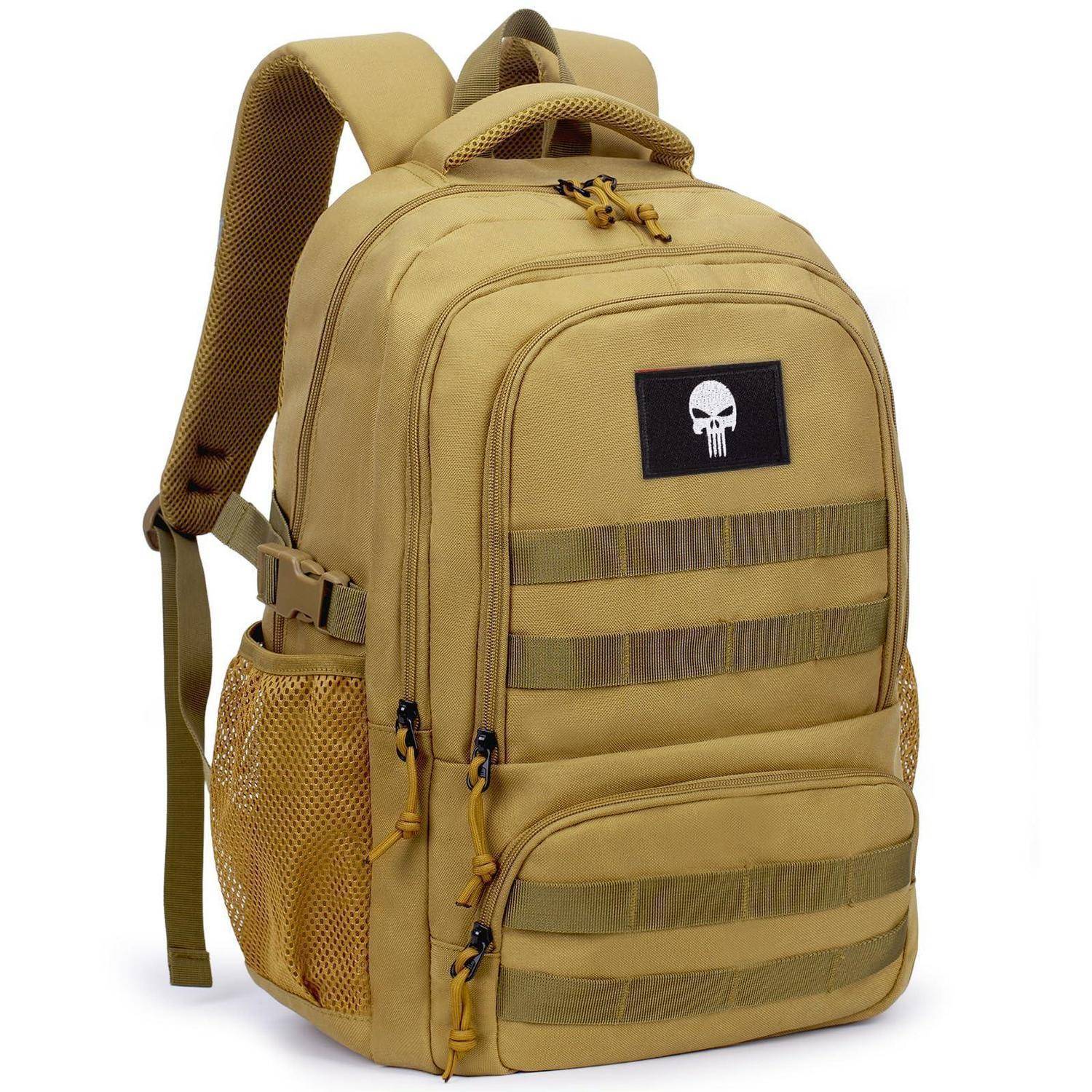 Beiger taktischer Rucksack mit vorderer Totenkopf-Applikation, MOLLE-Riemen, seitliche Netztaschen und oberer Tragehenkel auf weißem Hintergrund