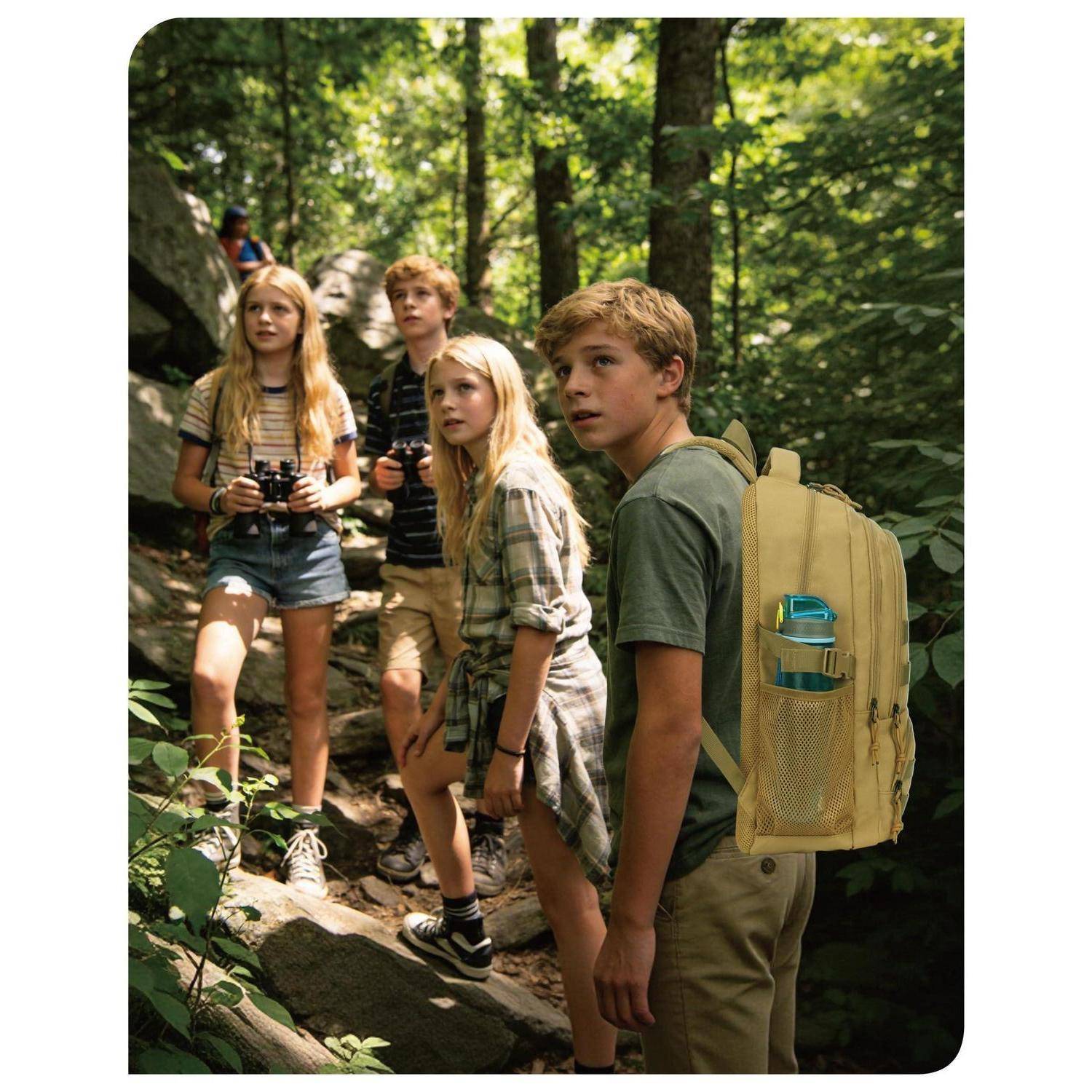 Vier Kinder wandern auf einem Waldpfad, wobei der Junge an der Spitze einen Rucksack trägt und die anderen Ferngläser halten.
