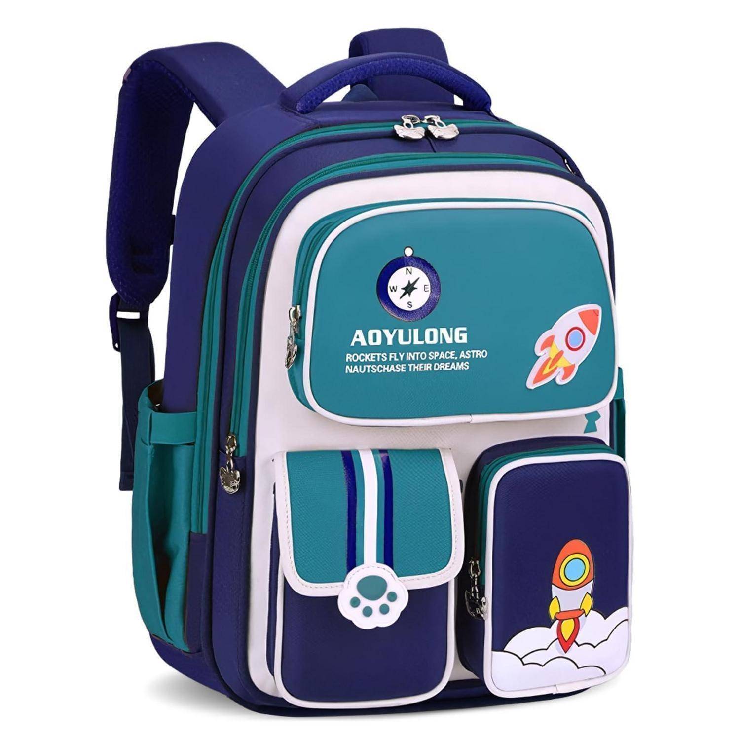 Türkis- und marineblauer Kinderrucksack mit mehreren Reißverschlusstaschen, einem Raketenaufnäher und der Aufschrift „ADYLONG