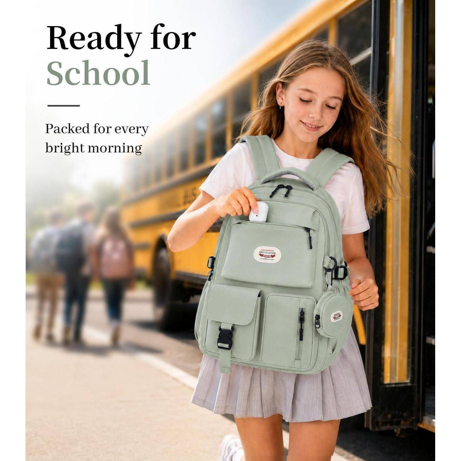 Mädchen mit mintgrünem Rucksack neben einem Schulbus, mit Text „Bereit für die Schule