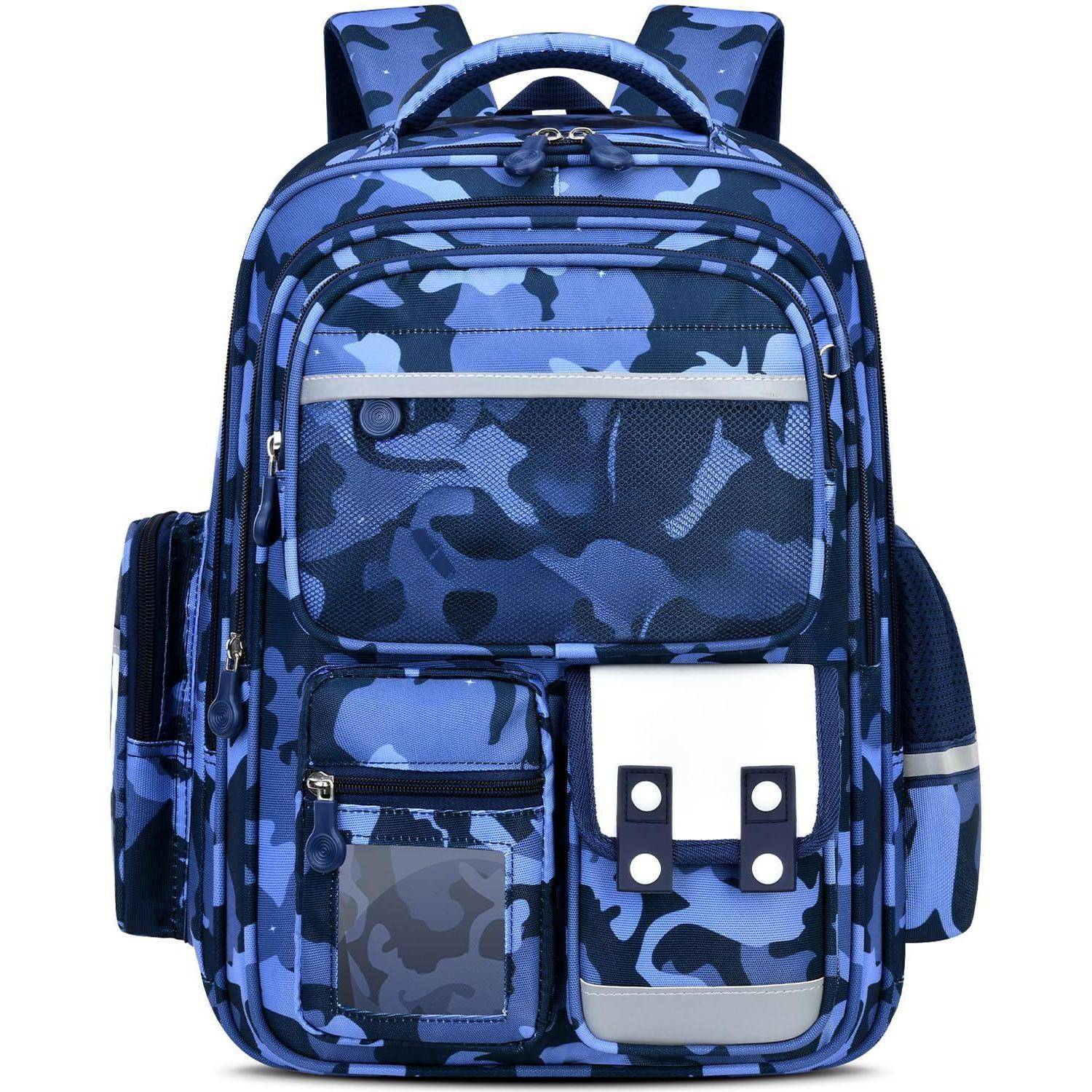 Blauer Camouflage-Rucksack mit mehreren Reißverschlusstaschen vorne, Netzstoffaschen an den Seiten und einer kleinen Frontlasche mit Verschluss.