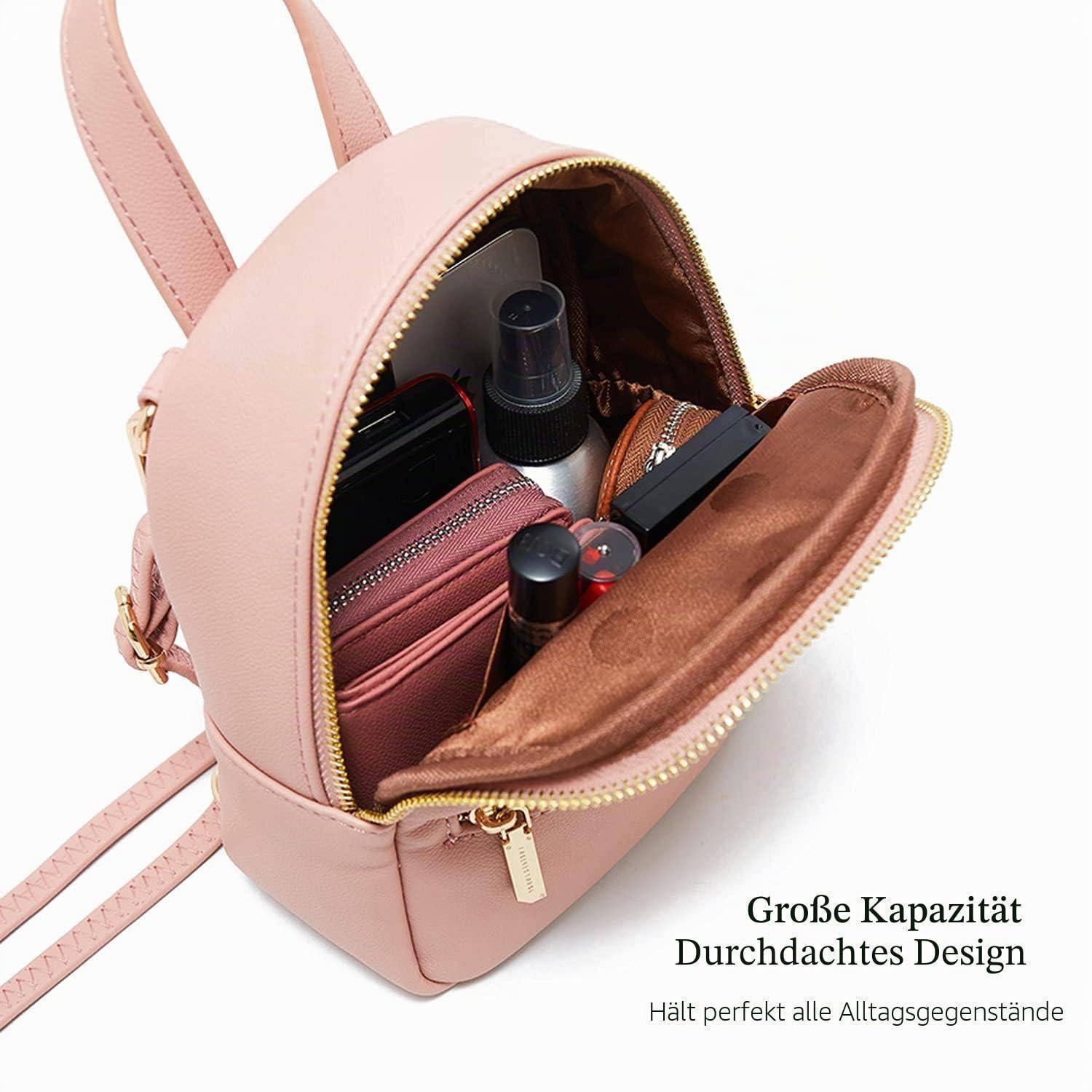 Rosarucksack in Miniaturformat offen, um das große Innere zu zeigen, in dem Toilettenartikel und kleine Make-up-Artikel aufbewahrt werden, mit deutschem Text, der besagt, dass er große Kapazität und durchdachtes Design hat.