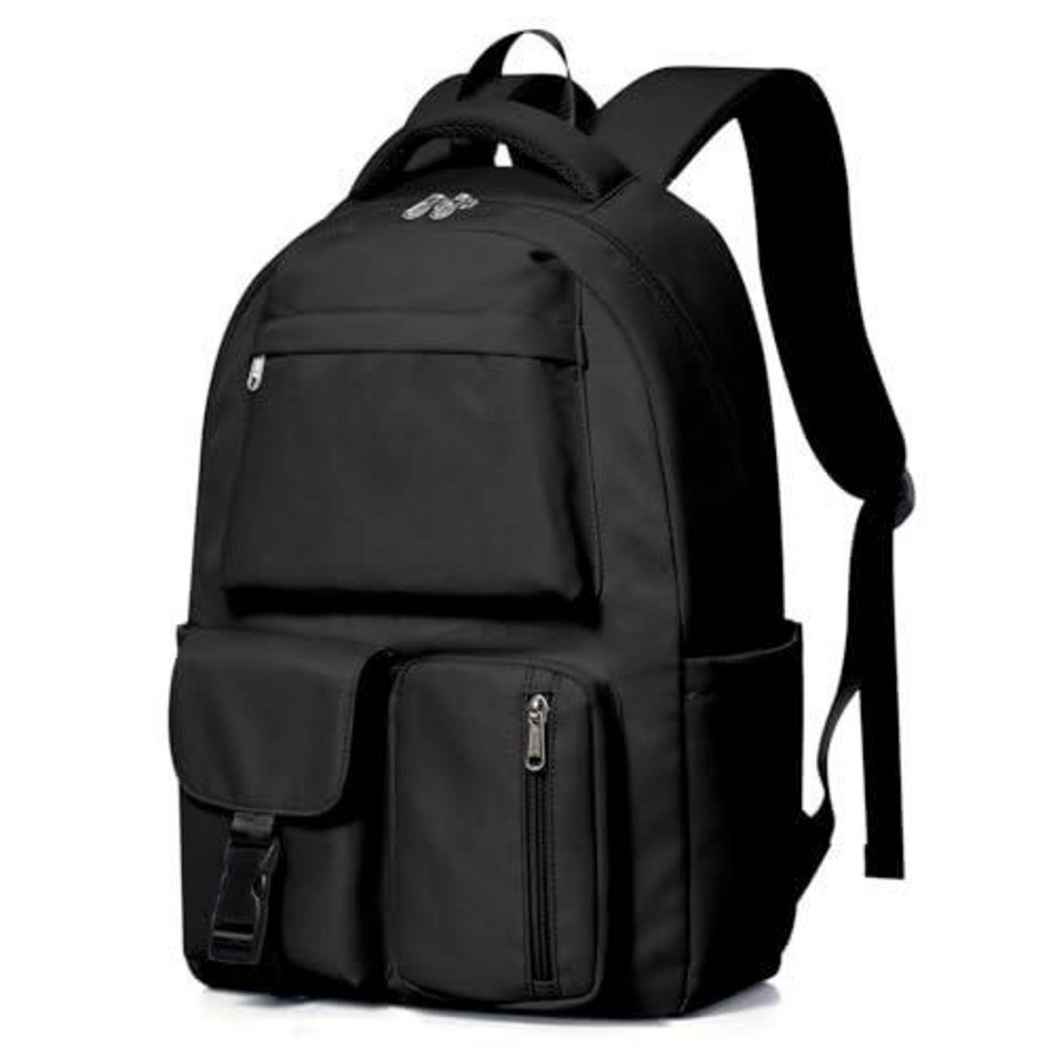 Schwarzer Rucksack mit mehreren Reißverschlusstaschen auf der Vorderseite und verstellbaren Schultergurten, gezeigt vor einem einfachen weißen Hintergrund.