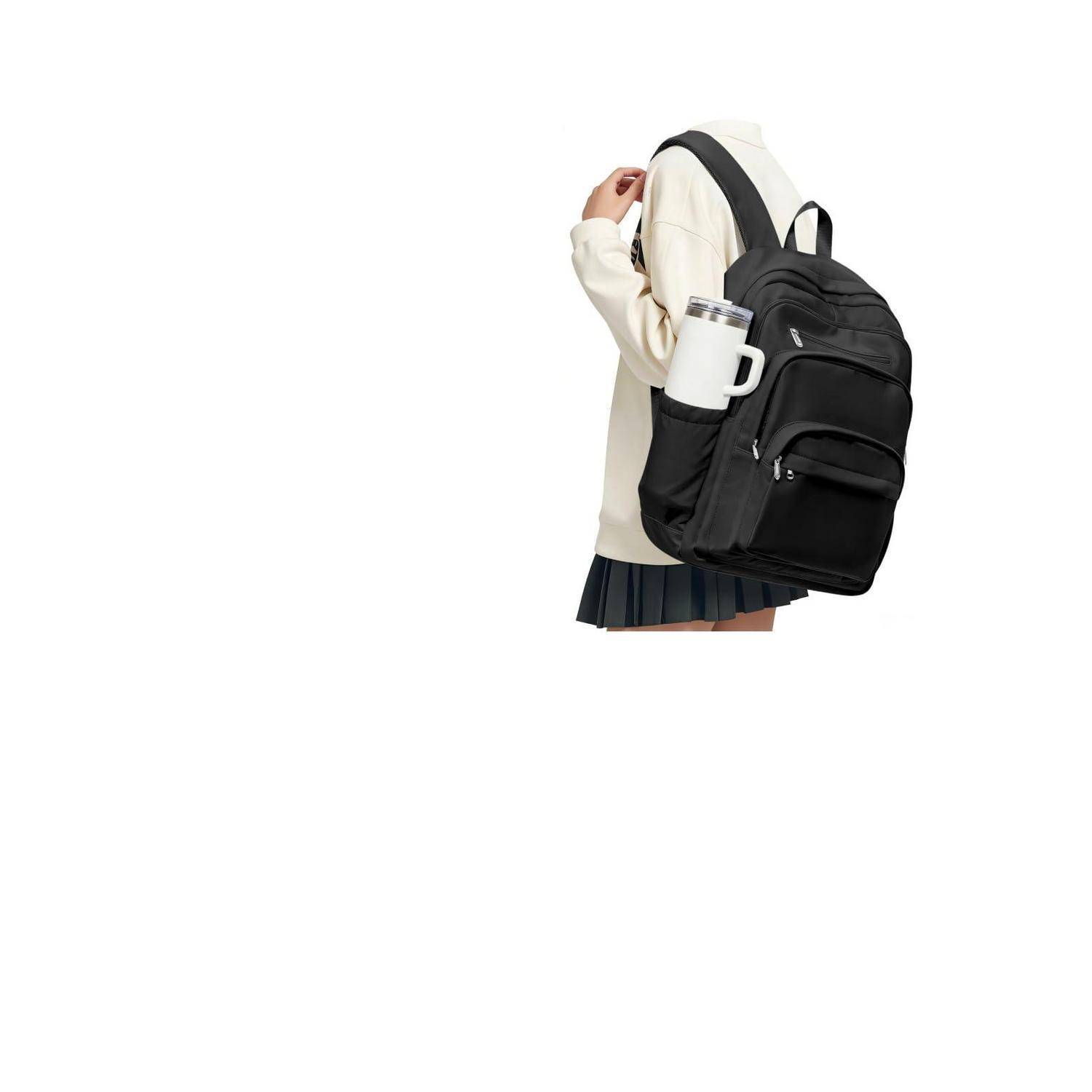 Person mit großem schwarzem Rucksack mit seitlichem Getränkehalter, vor einem weißen Hintergrund dargestellt.