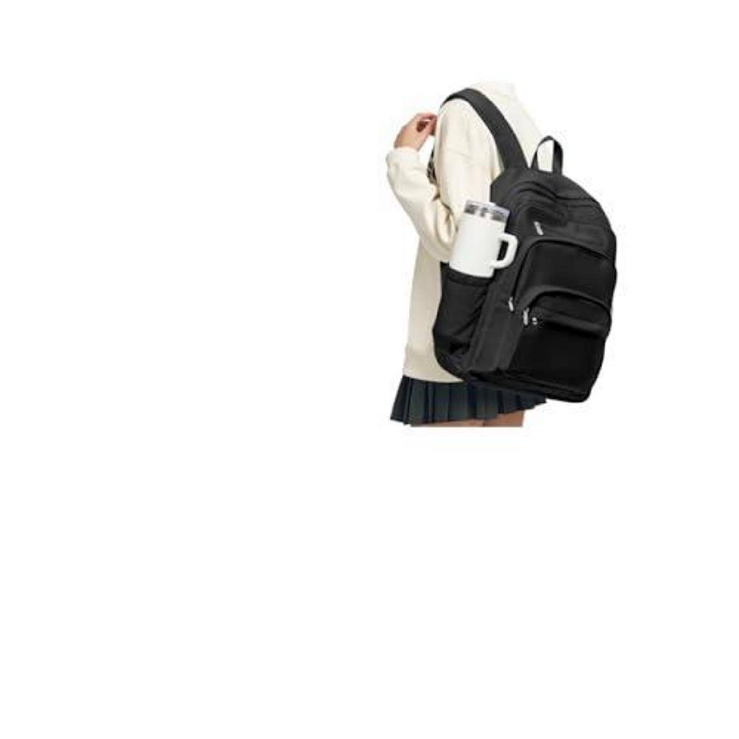Schüler, der einen großen schwarzen Rucksack mit einer Wasserflasche in der Seitentasche trägt, vor einem einfachen weißen Hintergrund gezeigt.