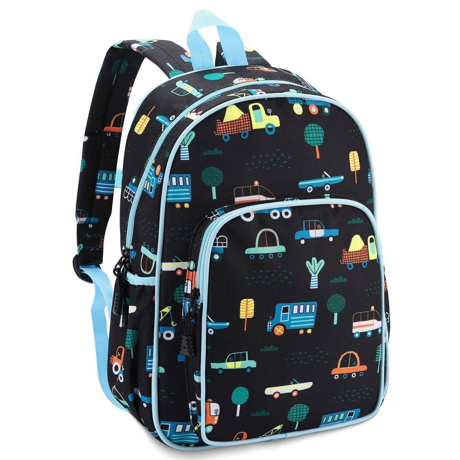 Schwarzer Rucksack mit farbenfrohem Muster aus Auto, Lastwagen und Baum, hellblaue Kanten und zwei vordere Reißverschlusstaschen auf weißem Hintergrund.
